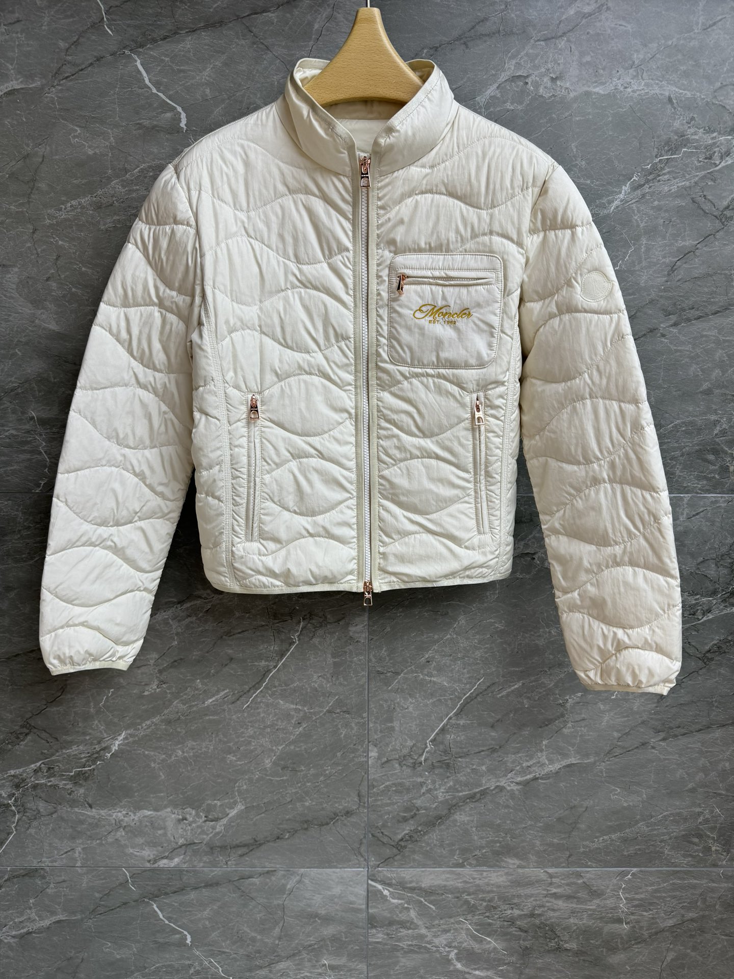 NO:566502,New autumn and winter style with dust bag. Mouth ripple quilted down jacket 2025 autumn and winter series. Stand collar zipper design. Pocket letter logo embroidery embellishment. Corrugated quilting technology. 90 goose down filling. Light, comfortable and warm. Slim fit. The upper body is slim and elegant. Complete trademarks. Sizes SML, Moncler, down jacket, alexander wang19860909配防尘袋秋冬新款上新啦 蒙口波纹绗缝羽绒服 2025秋冬系列 立领拉链设计 口袋字母logo刺绣点缀 波纹绗缝工艺 90鹅绒填充 轻盈舒适保暖 修身版型 上身显瘦又气质 商标齐全 尺码SML,,Moncler,down jacket,alexander wang,Women's clothing