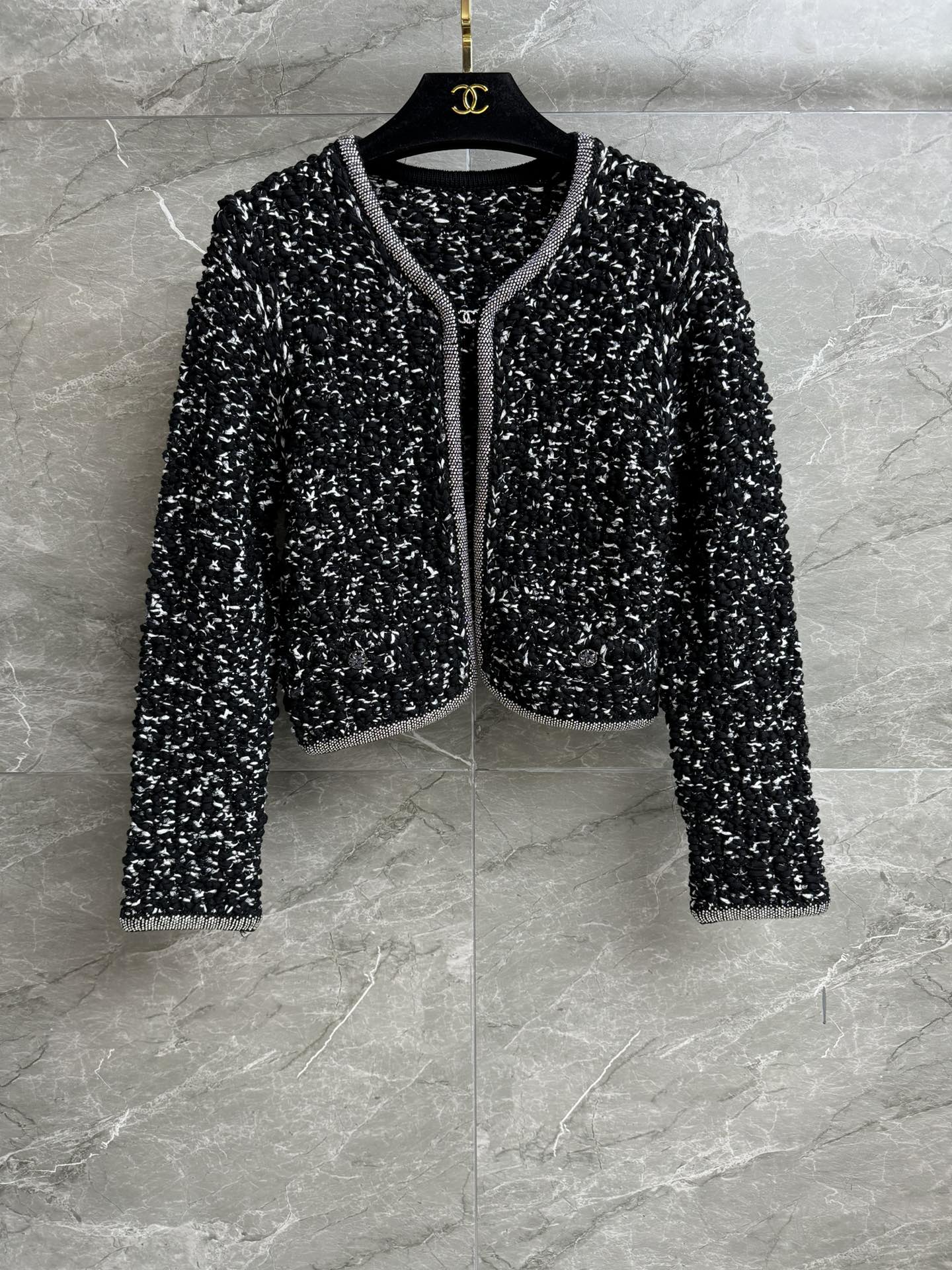 NO:504989,High-end version is shipped. Xiangjia rhinestone braided jacket. 2025 spring and summer preview series. Heavy industrial rhinestone edging design. Exquisite diamond buckle decoration embellishment. Black and white woven color matching. Gentle and high-end custom special yarn. Thick and crisp. Short style. Slim and temperament on the upper body. Full trademark. Size SML, chanel, jackets & coats, alexander wang.19860909高版本出货啦 香家水钻编织外套 2025春夏预告系列 重工水钻包边设计 精致钻扣装饰点缀 黑白编织配色 温柔高级 定制特种纱线 厚实挺括 短款版型 上身显瘦又气质 商标齐全 尺码SML,,chanel,jackets & coats,alexander wang,Women's clothing