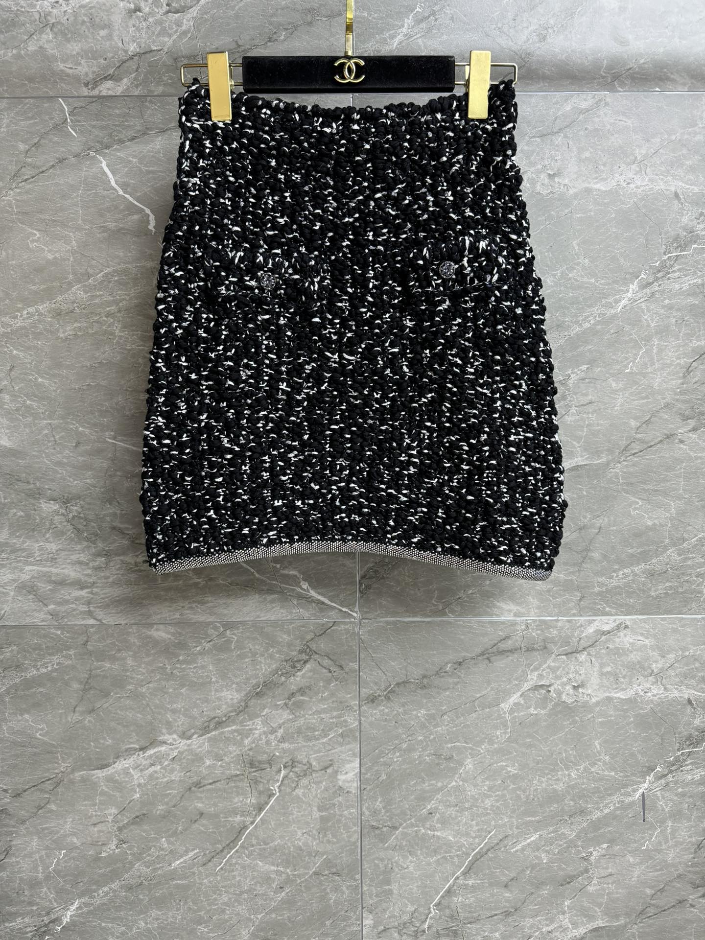 NO:504999,High-version shipped Xiangjia rhinestone braided skirt 2025 spring and summer trailer series Elastic elastic waist Heavy industrial rhinestone inlay embellishment Gray pink purple woven color matching Gentle and high-end Customized special yarn Thick and crisp Hip skirt style Top body looks slim and temperament Full trademark size SML, Chanel, skirts, alexander wang19860909高版本出货啦 香家水钻编织半裙 2025春夏预告系列 松紧弹力腰头 重工水钻镶嵌点缀 灰粉紫色编织配色 温柔高级 定制特种纱线 厚实挺括 包臀短裙版型 上身显瘦又气质 商标齐全 尺码SML,,chanel,skirts,alexander wang,Women's clothing