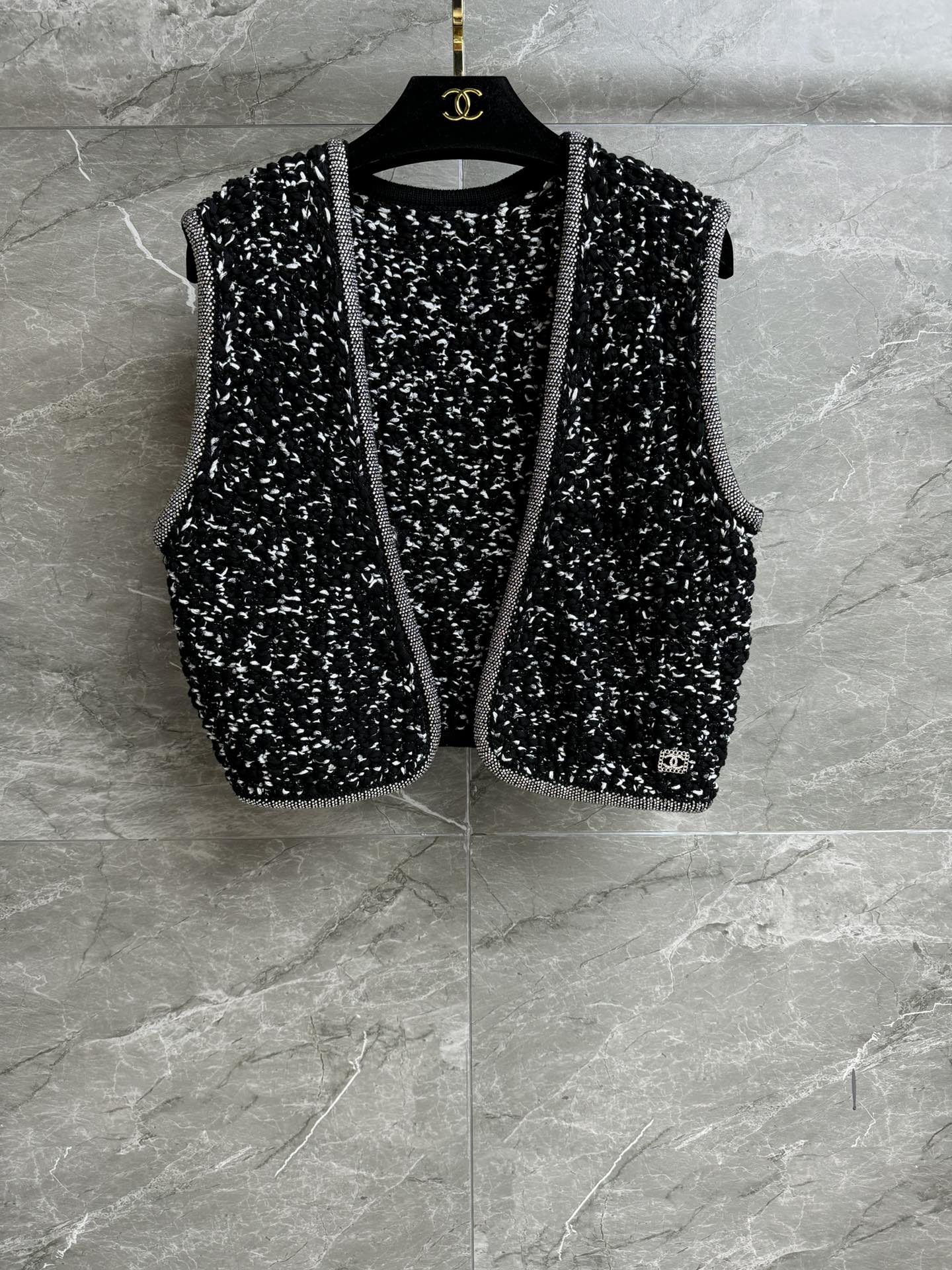 NO:505004,High-end version is shipped. Xiangjia rhinestone woven vest. 2025 spring and summer preview series. Heavy industrial rhinestone inlay and wrap design. Side logo logo decoration. Gray pink purple woven color scheme. Gentle and high-end. Customized special yarn. Thick and crisp. Short style. Slim and fashionable. Full trademark. Size SML, chanel, alexander wang.19860909高版本出货啦 香家水钻编织马甲 2025春夏预告系列 重工水钻镶嵌包边设计 侧边logo徽标装饰 灰粉紫色编织配色 温柔高级 定制特种纱线 厚实挺括 短款版型 上身显瘦又时髦 商标齐全 尺码SML,,chanel,alexander wang,Women's clothing