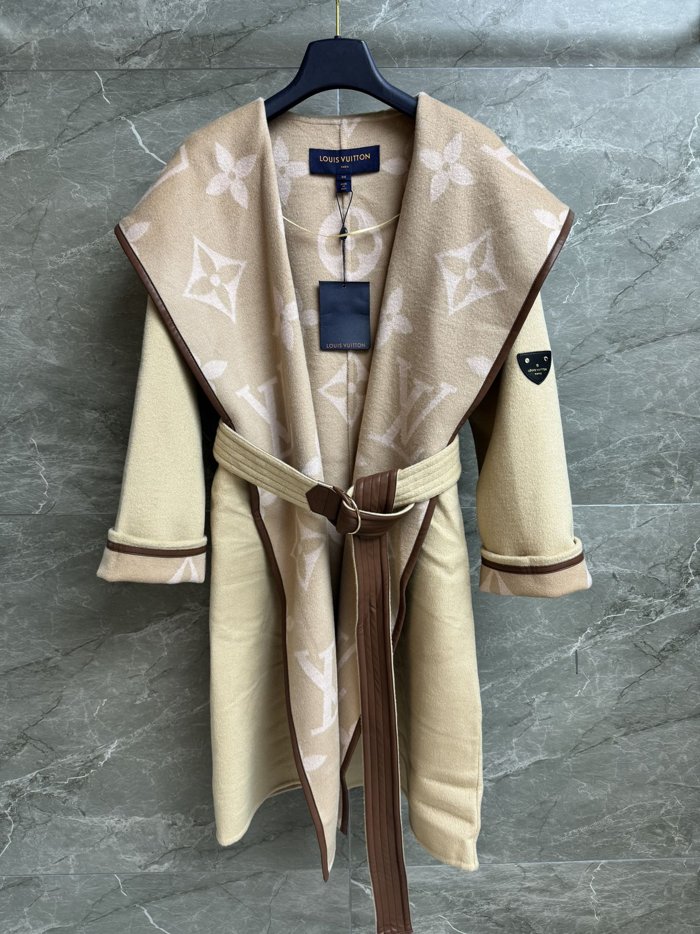 NO:505951,New autumn and winter style with dust bags is available. L's double-sided wool coat. Autumn and winter series. Hooded neckline design. Leather edged. Pretty-girl pattern. Full of high-end sense. Double-sided wool blend fabric. Soft and delicate. Lazy and wide version of bathrobe style. With lace-up waist, the upper body looks slim and temperament. Full trademark size SMLxl,,louis vuitton,hats,alexander wang19860909配防尘袋秋冬新款上新啦 L家双面羊毛大衣 秋冬系列 连帽领口设计 皮革包边 内里老花logo图案 满满高级感 双面羊毛混纺面料 柔软细腻 慵懒阔版的浴袍版型 配有系带收腰 上身显瘦又气质 商标齐全 尺码SMLxl,,louis vuitton,hats,alexander wang,Women's clothing