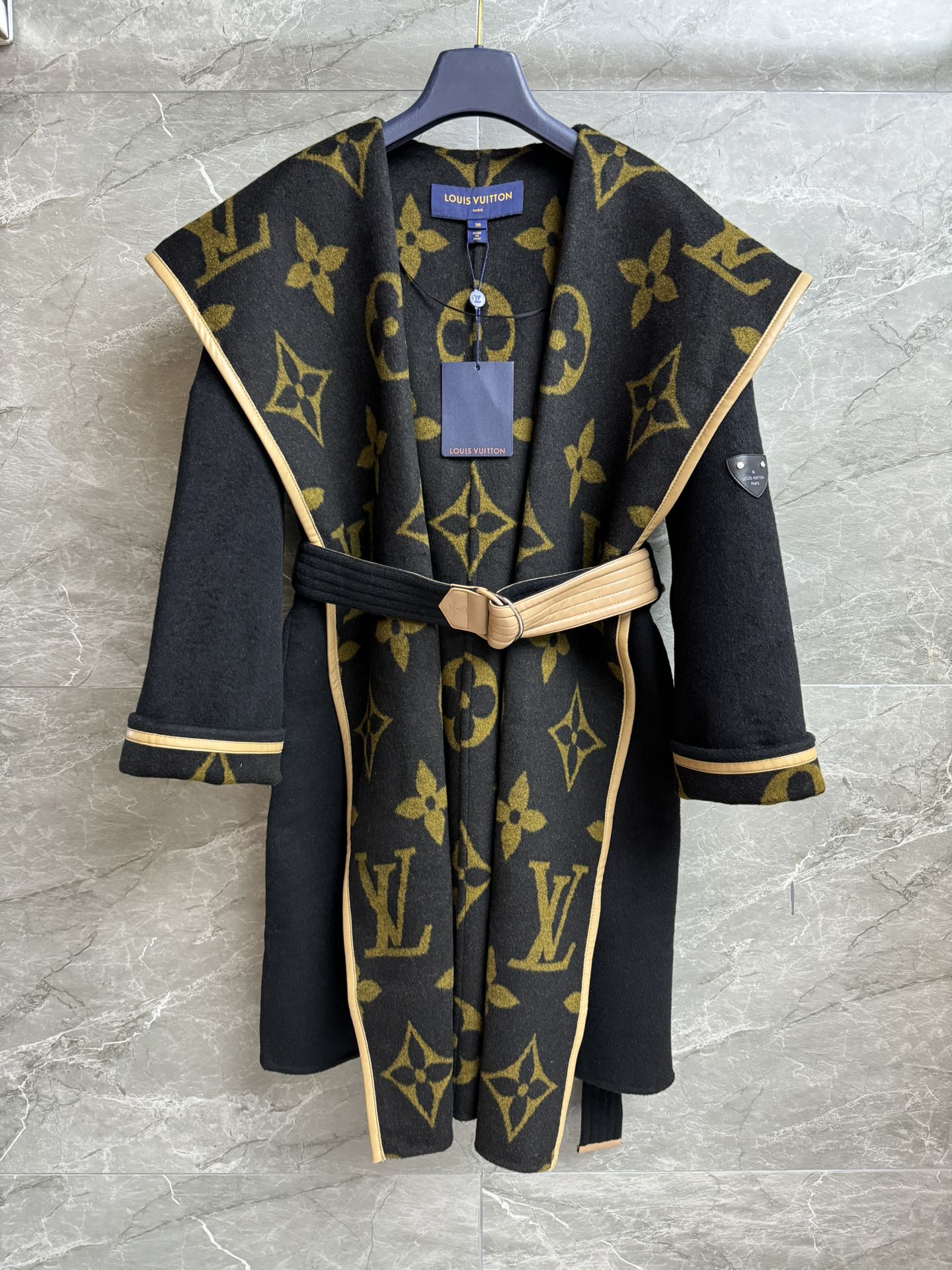 NO:505958,New autumn and winter style with dust bags is available. L's double-sided wool coat. Autumn and winter series. Hooded neckline design. Leather edged. Pretty-girl pattern. Full of high-end sense. Double-sided wool blend fabric. Soft and delicate. Lazy and wide version of bathrobe style. With lace-up waist, the upper body looks slim and temperament. Full trademark size SMLxL,,louis vuitton,hats,alexander wang19860909配防尘袋秋冬新款上新啦 L家双面羊毛大衣 秋冬系列 连帽领口设计 皮革包边 内里老花logo图案 满满高级感 双面羊毛混纺面料 柔软细腻 慵懒阔版的浴袍版型 配有系带收腰 上身显瘦又气质 商标齐全 尺码SMLxL,,louis vuitton,hats,alexander wang,Women's clothing