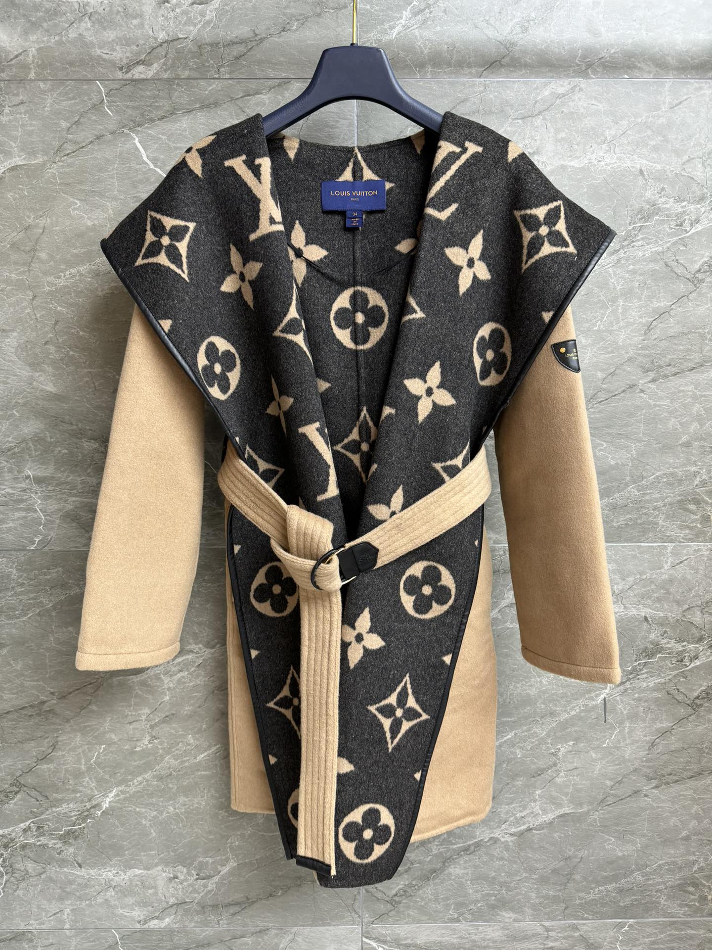 NO:505968,New autumn and winter style with dust bags is available. L's double-sided wool coat. Autumn and winter series. Hooded neckline design. Leather edged. Pretty-girl pattern. Full of high-end sense. Double-sided wool blend fabric. Soft and delicate. Lazy and wide version of bathrobe style. With lace-up waist, the upper body looks slim and temperament. Full trademark size SMLxL,,louis vuitton,hats,alexander wang19860909配防尘袋秋冬新款上新啦 L家双面羊毛大衣 秋冬系列 连帽领口设计 皮革包边 内里老花logo图案 满满高级感 双面羊毛混纺面料 柔软细腻 慵懒阔版的浴袍版型 配有系带收腰 上身显瘦又气质 商标齐全 尺码SMLxL,,louis vuitton,hats,alexander wang,Women's clothing