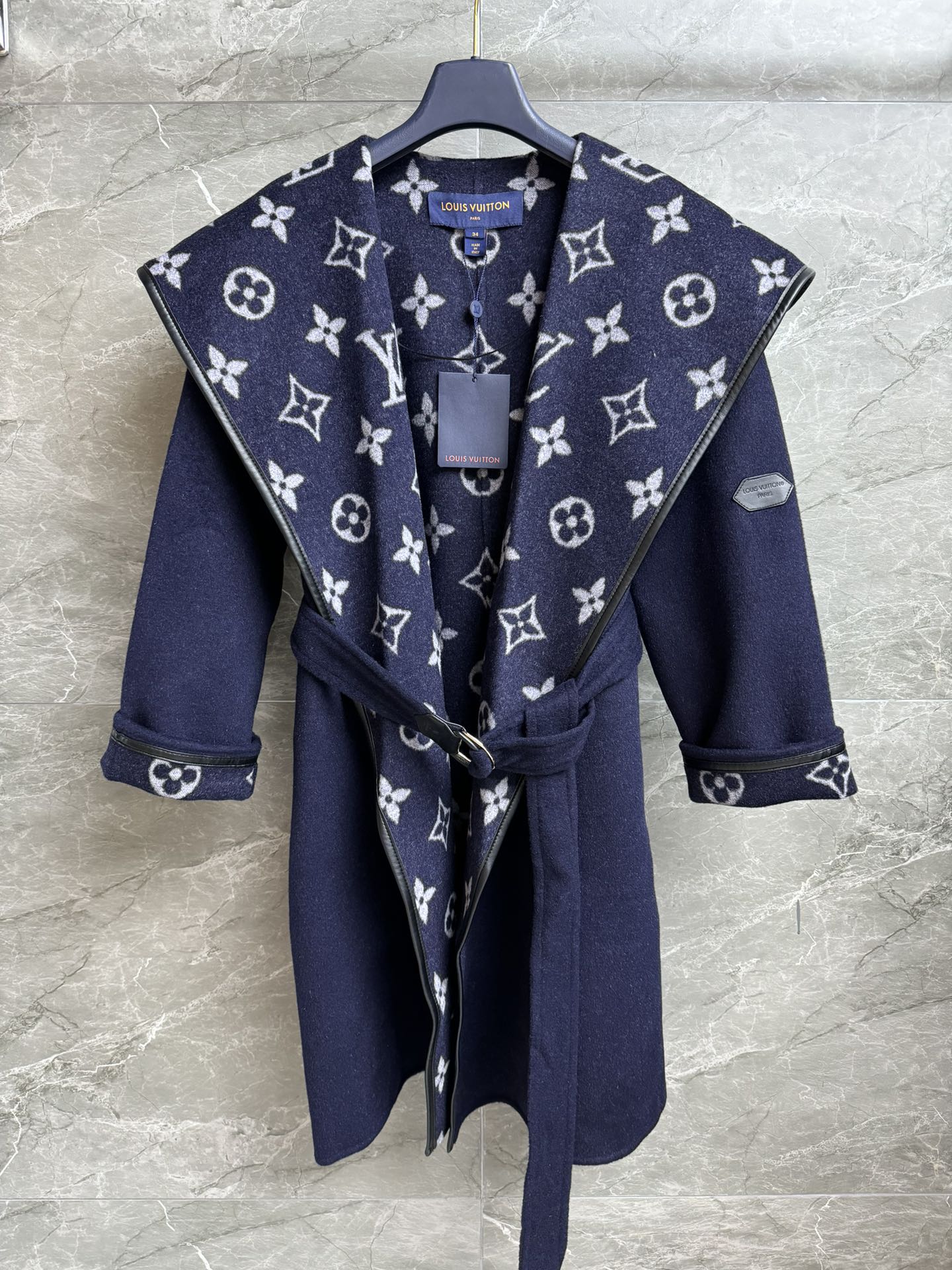 NO:505976,New autumn and winter style with dust bags are available. L home wrap hooded coat. Autumn and winter series. Hooded neckline design. Leather edged. Pretty-girl pattern. Full of high-end feel. Double-sided wool blend fabric. Soft and delicate. Wrapped mid-length style. Equipped with lace-up waist. The upper body looks slim and temperament. Full trademark size. SMLxL,,louis vuitton,hats,alexander wang.19860909配防尘袋秋冬新款上新啦 L家围裹式连帽大衣 秋冬系列 连帽领口设计 皮革包边 内里老花logo图案 满满高级感 双面羊毛混纺面料 柔软细腻 围裹式中长款版型 配有系带收腰 上身显瘦又气质 商标齐全 尺码SMLxL,,louis vuitton,hats,alexander wang,Women's clothing