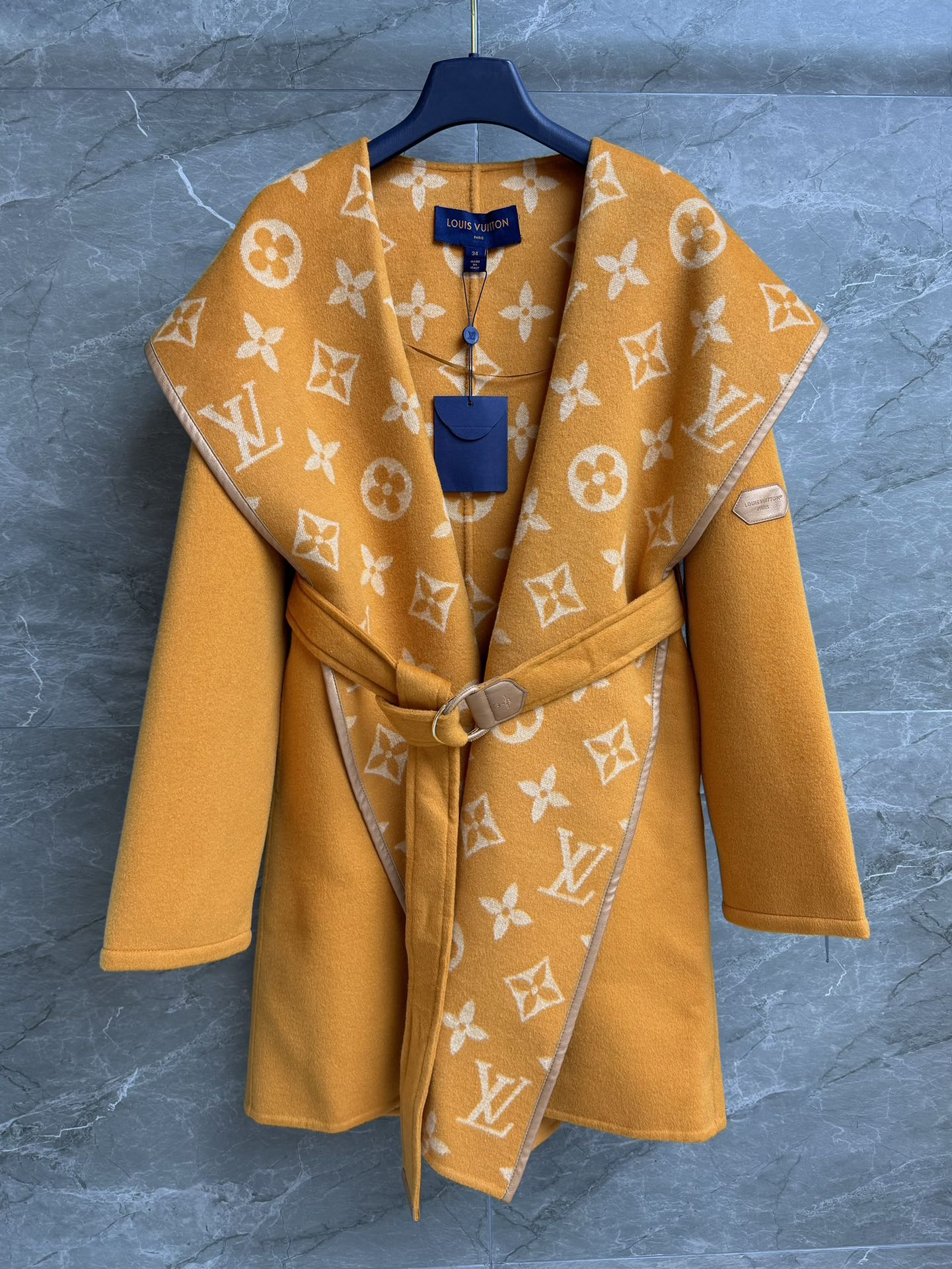 NO:505985,New autumn and winter style with dust bags are available. L home wrap hooded coat. Autumn and winter series. Hooded neckline design. Leather edged. Pretty-girl pattern. Full of high-end feel. Double-sided wool blend fabric. Soft and delicate. Wrapped mid-length style. Equipped with lace-up waist. The upper body looks slim and temperament. Full trademark size. SMLxL,,louis vuitton,hats,alexander wang.19860909配防尘袋秋冬新款上新啦 L家围裹式连帽大衣 秋冬系列 连帽领口设计 皮革包边 内里老花logo图案 满满高级感 双面羊毛混纺面料 柔软细腻 围裹式中长款版型 配有系带收腰 上身显瘦又气质 商标齐全 尺码SMLxL,,louis vuitton,hats,alexander wang,Women's clothing