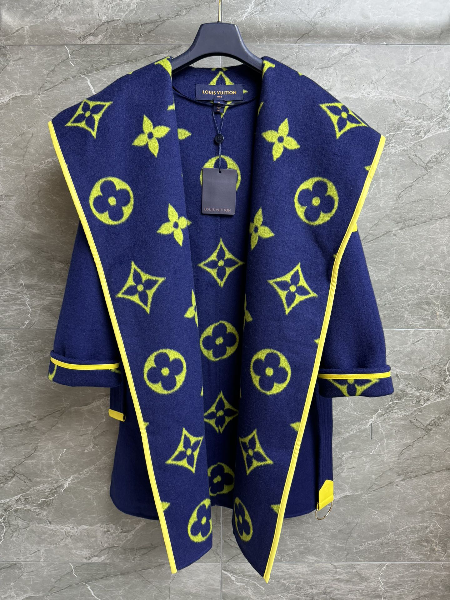 NO:505989,New autumn and winter style with dust bags is available. L family large flower wrap coat. Autumn and winter series. Hooded neckline design. Leather edged. Large flower logo pattern. Fashionable and high-end double-sided wool blend fabric. Soft and delicate. Wrapped mid-length style. Equipped with lace-up waist. The upper body looks slim and temperament. Full trademark size SMLxL,,louis vuitton,hats,alexander wang19860909配防尘袋秋冬新款上新啦 L家大花围裹式大衣 秋冬系列 连帽领口设计 皮革包边 内里大花logo图案 时髦高级 双面羊毛混纺面料 柔软细腻 围裹式中长款版型 配有系带收腰 上身显瘦又气质 商标齐全 尺码SMLxL,,louis vuitton,hats,alexander wang,Women's clothing