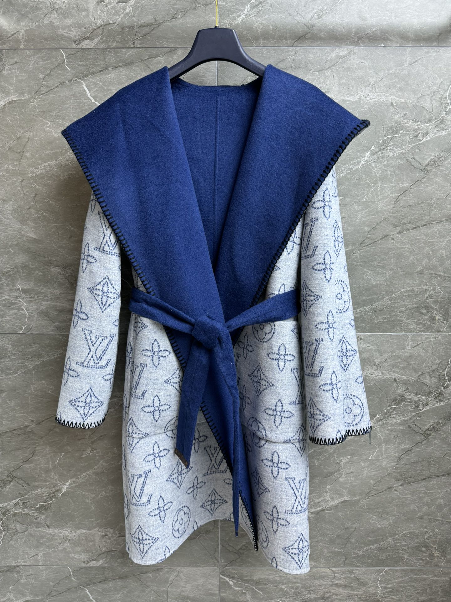 NO:505959,New styles with dust bags in autumn and winter are available. L's double-sided hooded coat. Autumn and winter series. Hooded contrasting color blanket edge lock seam design. Double-sided wearable. One side solid color. One side large hollow logo pattern. Fashionable and high-end double-sided wool blend fabric. Soft and delicate. Wrapped mid-length style. Equipped with lace-up waist. The upper body looks slim and temperament. Full trademark. Size SMLxL,,louis vuitton,hats,alexander wang.19860909配防尘袋秋冬新款上新啦 L家双面连帽大衣 秋冬系列 连帽撞色毯边锁缝设计 双面可穿 一面纯色 一面大号镂空logo图案 时髦高级 双面羊毛混纺面料 柔软细腻 围裹式中长款版型 配有系带收腰 上身显瘦又气质 商标齐全 尺码SMLxL,,louis vuitton,hats,alexander wang,Women's clothing