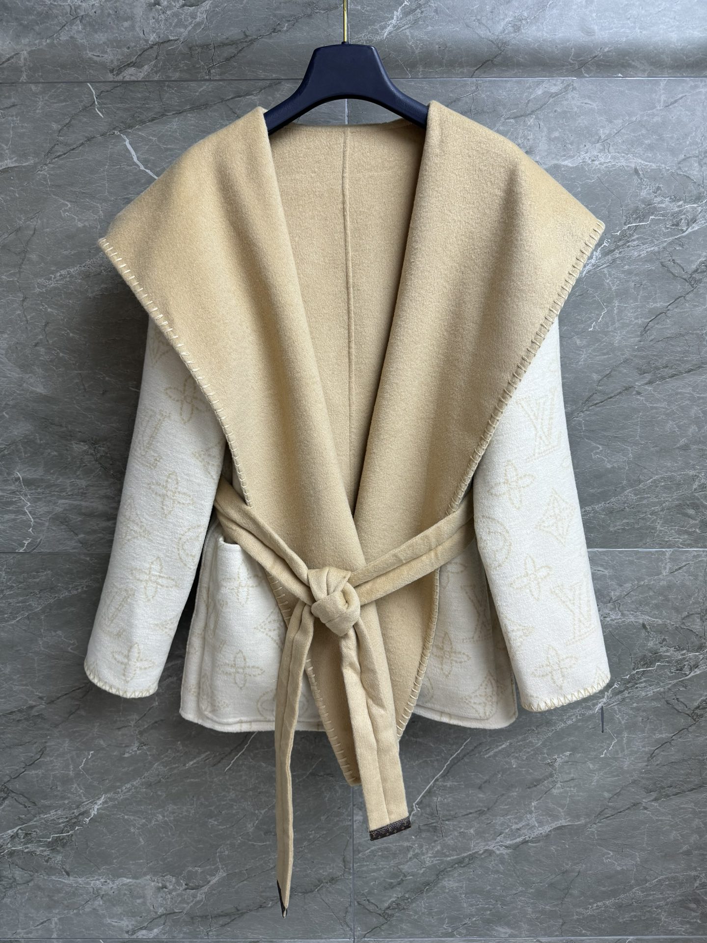 NO:505969,New autumn and winter style with dust bags is available. L's short double-sided coat. Autumn and winter series. Hooded contrasting color blanket edge locking seam design. Double-sided wearable. One side solid color. One side large hollow logo pattern. Fashionable and high-end double-sided wool blend fabric. Soft and delicate. Short nightgown style. Equipped with lace-up waist. Slim and temperament. Full trademark. Size SMLxL,,louis vuitton,hats,alexander wang.19860909配防尘袋秋冬新款上新啦 L家短款双面大衣 秋冬系列 连帽撞色毯边锁缝设计 双面可穿 一面纯色 一面大号镂空logo图案 时髦高级 双面羊毛混纺面料 柔软细腻 短款睡袍版型 配有系带收腰 上身显瘦又气质 商标齐全 尺码SMLxL,,louis vuitton,hats,alexander wang,Women's clothing