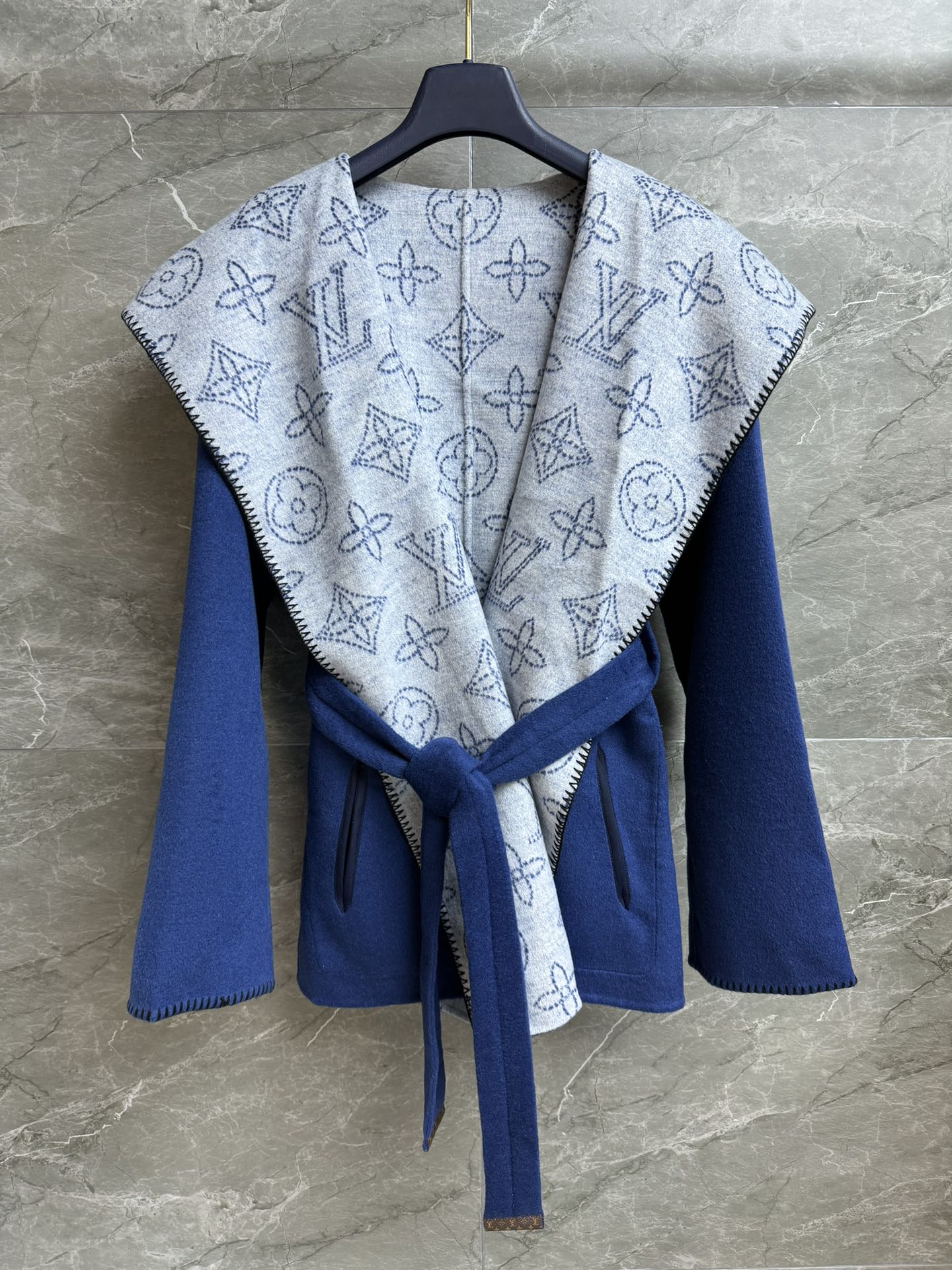 NO:505977,New autumn and winter style with dust bags is available. L's short double-sided coat. Autumn and winter series. Hooded contrasting color blanket edge locking seam design. Double-sided wearable. One side solid color. One side large hollow logo pattern. Fashionable and high-end double-sided wool blend fabric. Soft and delicate. Short nightgown style. Equipped with lace-up waist. Slim and temperament. Full trademark. Size SMLxL,,louis vuitton,hats,alexander wang.19860909配防尘袋秋冬新款上新啦 L家短款双面大衣 秋冬系列 连帽撞色毯边锁缝设计 双面可穿 一面纯色 一面大号镂空logo图案 时髦高级 双面羊毛混纺面料 柔软细腻 短款睡袍版型 配有系带收腰 上身显瘦又气质 商标齐全 尺码SMLxL,,louis vuitton,hats,alexander wang,Women's clothing