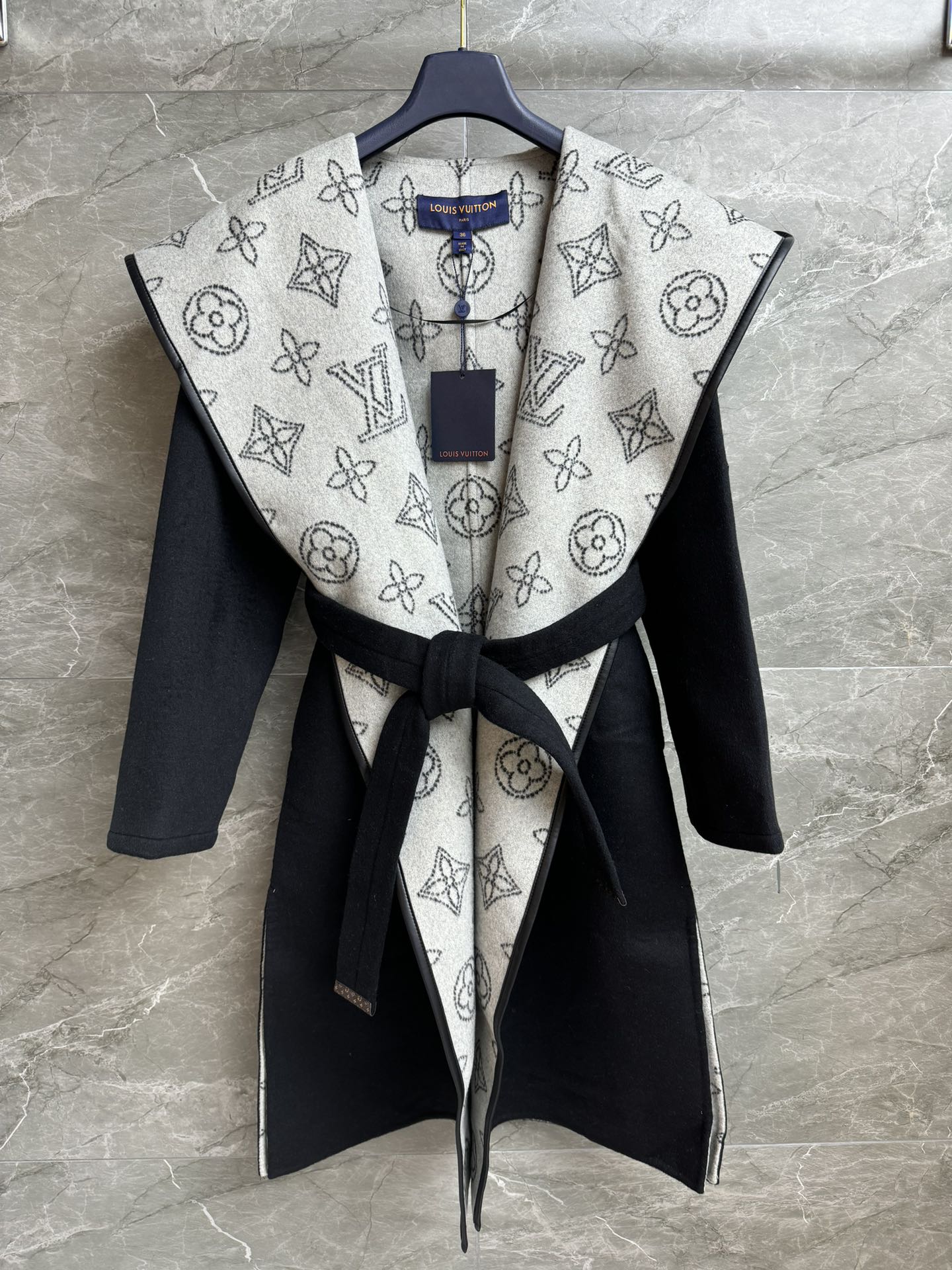 NO:505986,New autumn and winter style with dust bags are available. L parent-child hooded coat. Autumn and winter series. Hooded collar design. Leather edge. Hooded logo pattern. Fashionable and high-end double-sided wool-blend fabric. Soft and delicate. Wrapped long style. Equipped with lace-up waist. The upper body looks slim and temperament. Full trademark size. SMLxL,,louis vuitton,hats,alexander wang.19860909配防尘袋秋冬新款上新啦 L家长款连帽大衣 秋冬系列 连帽衣领设计 皮革包边 内里大花镂空logo图案 时髦高级 双面羊毛混纺面料 柔软细腻 围裹式长款版型 配有系带收腰 上身显瘦又气质 商标齐全 尺码SMLxL,,louis vuitton,hats,alexander wang,Women's clothing