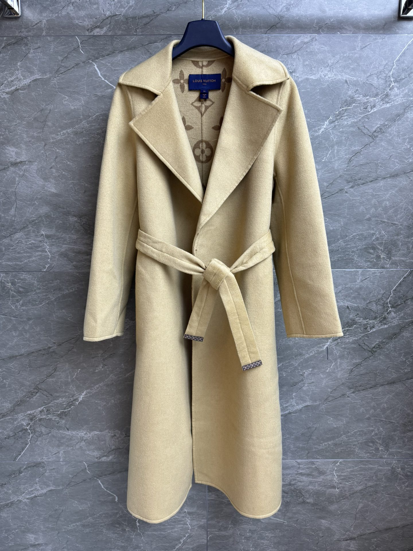 NO:505990,New autumn and winter style with dust bags is available. L parental double-sided coat. Autumn and winter series. Lapel neckline design. Classic old-fashioned pattern inside. Gentle and fashionable and high-end color matching. Double-sided wool blended fabric. Soft and delicate. Wrapped long style. Equipped with lace-up waist. The upper body looks slim and temperament. Full trademark. Size SMLxL,,louis vuitton,alexander wang.19860909配防尘袋秋冬新款上新啦 L家长款双面大衣 秋冬系列 翻领领口设计 内里经典老花图案 配色温柔时髦高级 双面羊毛混纺面料 柔软细腻 围裹式长款版型 配有系带收腰 上身显瘦又气质 商标齐全 尺码SMLxL,,louis vuitton,alexander wang,Women's clothing