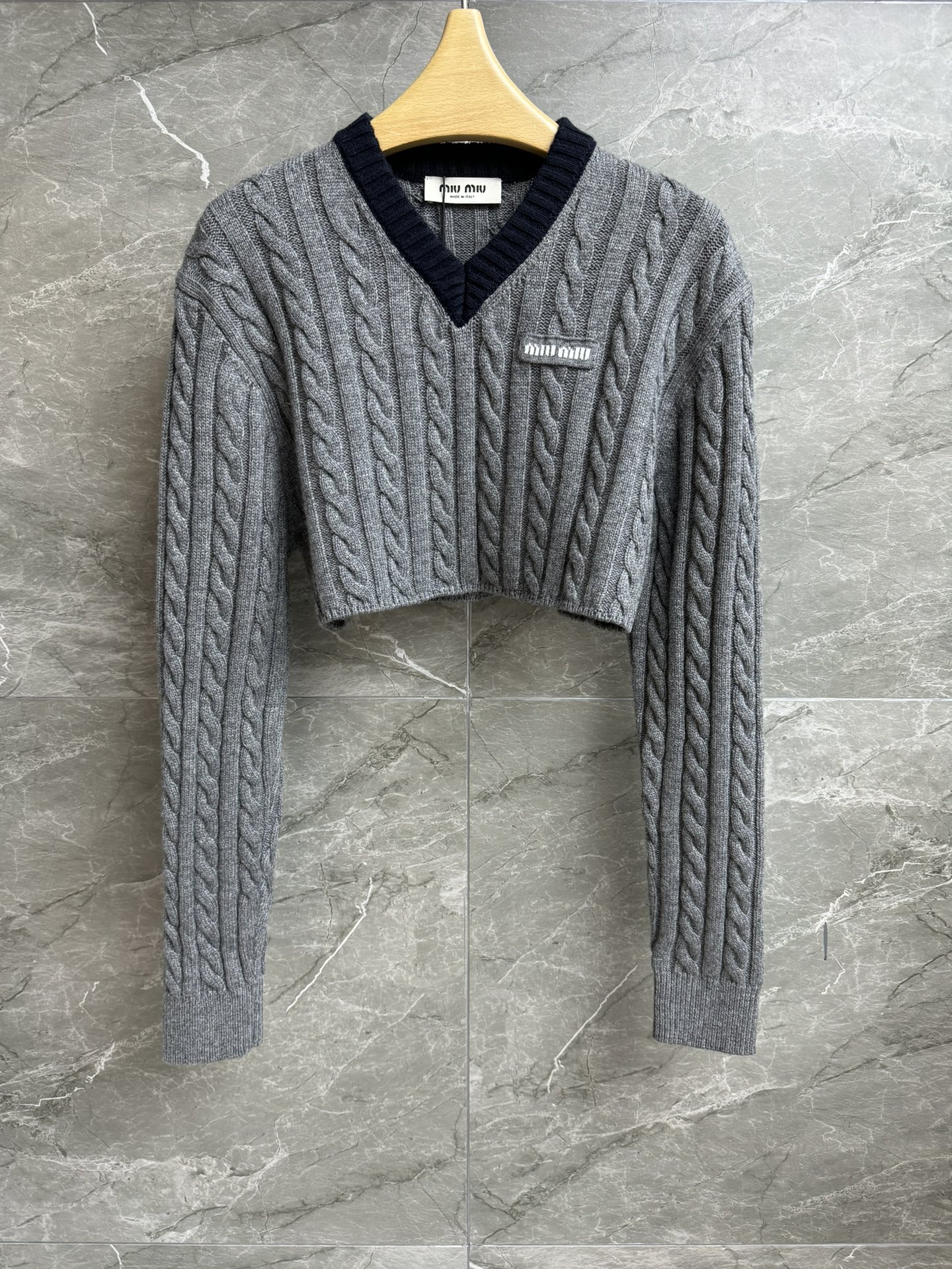 NO:536482,New early autumn style is available. Miu short sweater. 2025 autumn and winter series. V-neck contrasting color design. Letter embroidery logo embellishment. Twist knitted texture. Lazy and fashionable age-reducing. Wool knitted fabric. Thick and comfortable. Short style. Fashionable and versatile upper body. Full trademark. Size SML,,miumiu,sweaters,alexander wang.19860909早秋新款上新啦 Miu麻花短款毛衣 2025秋冬系列 V领撞色设计 字母刺绣徽标点缀 麻花编织纹理 慵懒时髦减龄 羊毛针织面料 厚实舒适 短款版型 上身时髦百搭 商标齐全 尺码SML,,miumiu,sweaters,alexander wang,Women's clothing