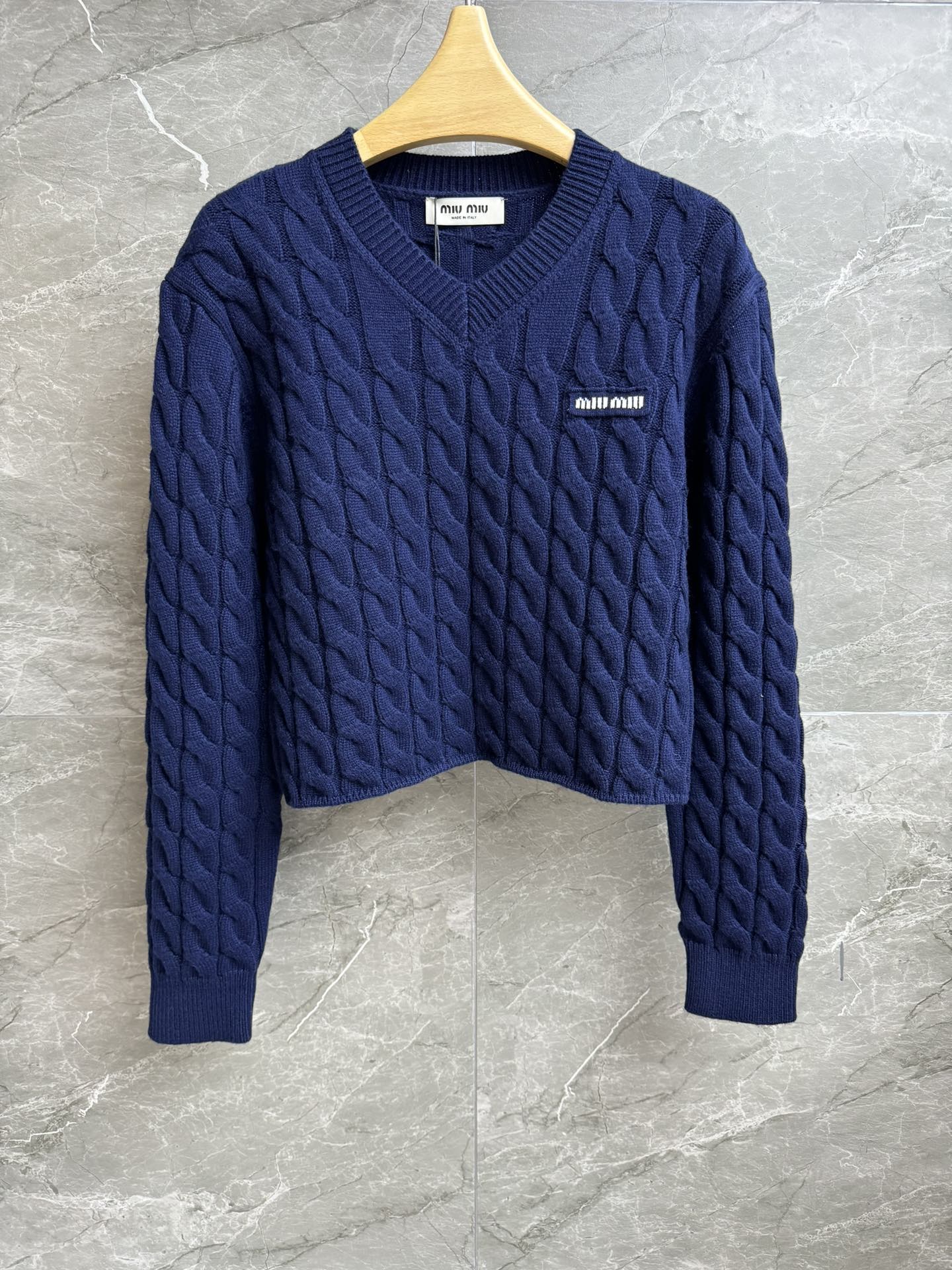 NO:536525,New early autumn style is available. Miu blue twisted sweater. 2025 autumn and winter series. V-neck neckline design. Alphabet patch embroidery embroidery. Twist knitted texture. Lazy and fashionable age-reducing. Wool knitted fabric. Thick and comfortable. Loose style. Fashionable and versatile upper body. Full trademark. Size SML,,miumiu,sweaters,alexander wang.19860909早秋新款上新啦 Miu蓝色麻花纹毛衣 2025秋冬系列 V领领口设计 字母贴布刺绣点缀 麻花编织纹理 慵懒时髦减龄 羊毛针织面料 厚实舒适 宽松版型 上身时髦百搭 商标齐全 尺码SML,,miumiu,sweaters,alexander wang,Women's clothing