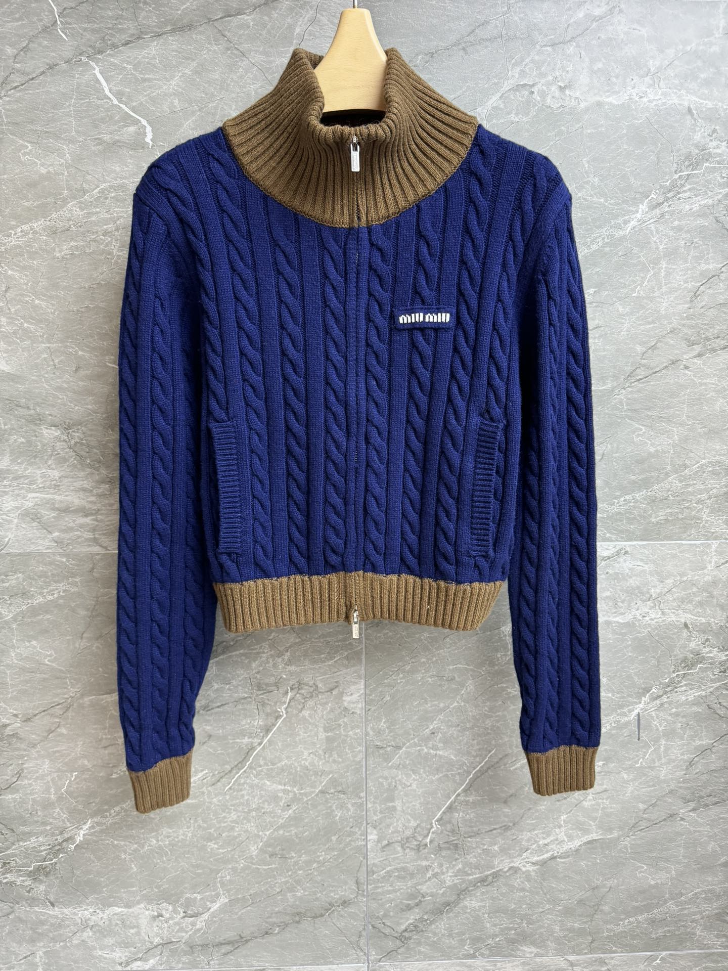 NO:536520,New early autumn style is available. Miu twist color contrast cardigan 2025 autumn and winter series. Lapel zipper design. Retro contrast thread edges. Letter patch embroidery embroidery. Twist knitted texture. Lazy and fashionable. Wool knitted fabric. Thick and comfortable. Short style. Casual and versatile upper body. Full trademark. Size SML,,miumiu,alexander wang.19860909早秋新款上新啦 Miu麻花撞色开衫 2025秋冬系列 翻领拉链设计 复古撞色螺纹包边 字母贴布刺绣点缀 麻花编织纹理 慵懒时髦 羊毛针织面料 厚实舒适 短款版型 上身休闲百搭 商标齐全 尺码SML,,miumiu,alexander wang,Women's clothing