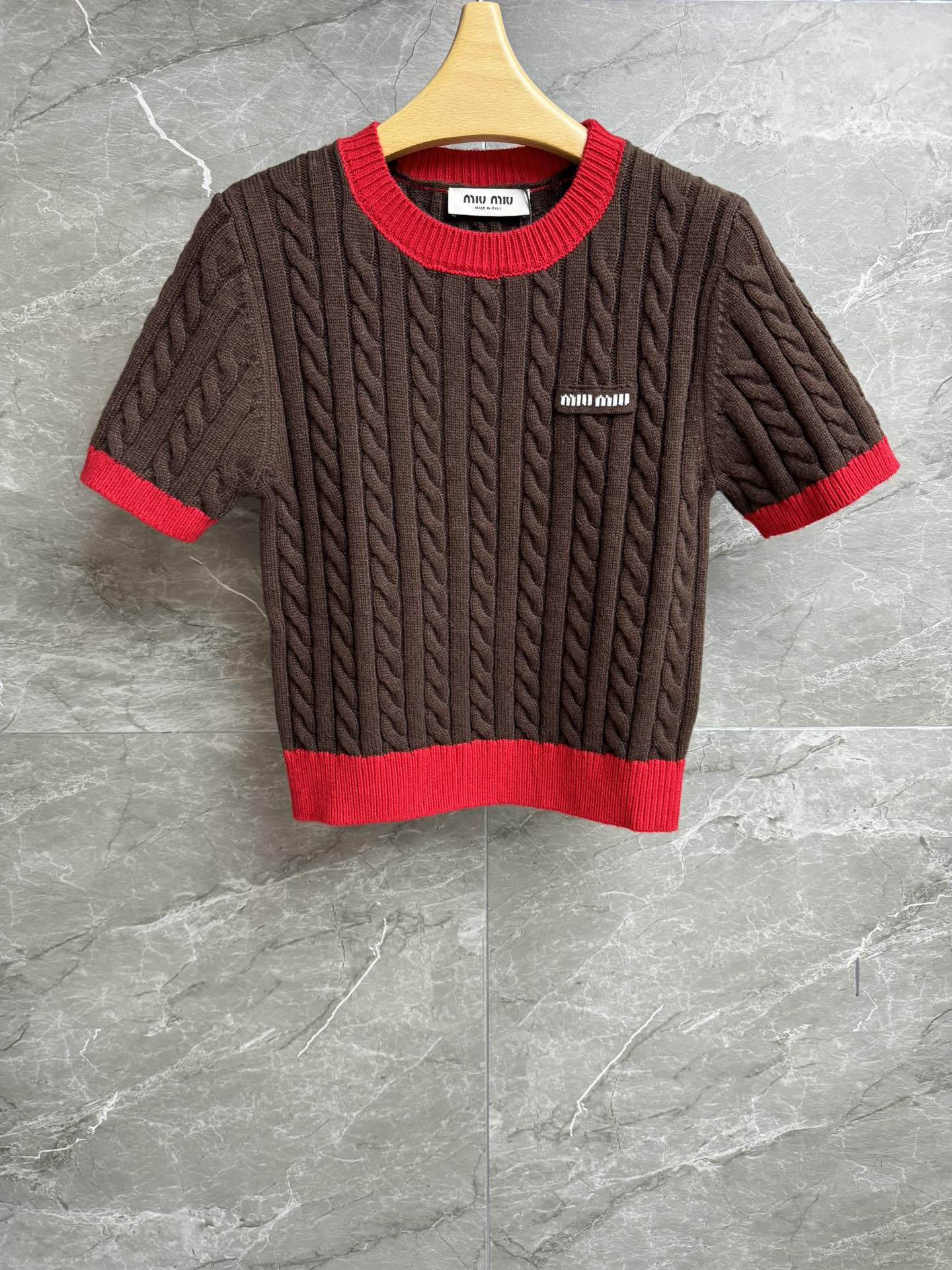 NO:536515,The new model in early autumn is available. Miu twisted contrasting short sleeves. 2025 autumn and winter series. Round neckline ribbed neckline. Retro contrasting design. Alphabet applique embroidery embroidery. Twist knitted texture. Lazy and fashionable. Wool knitted fabric. Thick and comfortable. Slim fit. Slim and temperament. Full trademark. Size SML,,miumiu, T-shirt,alexander wang.19860909早秋新款上新啦 Miu麻花撞色短袖 2025秋冬系列 圆领罗纹领口 复古撞色设计 字母贴布刺绣点缀 麻花编织纹理 慵懒时髦 羊毛针织面料 厚实舒适 修身版型 上身显瘦又气质 商标齐全 尺码SML,,miumiu,T-shirt,alexander wang,Women's clothing