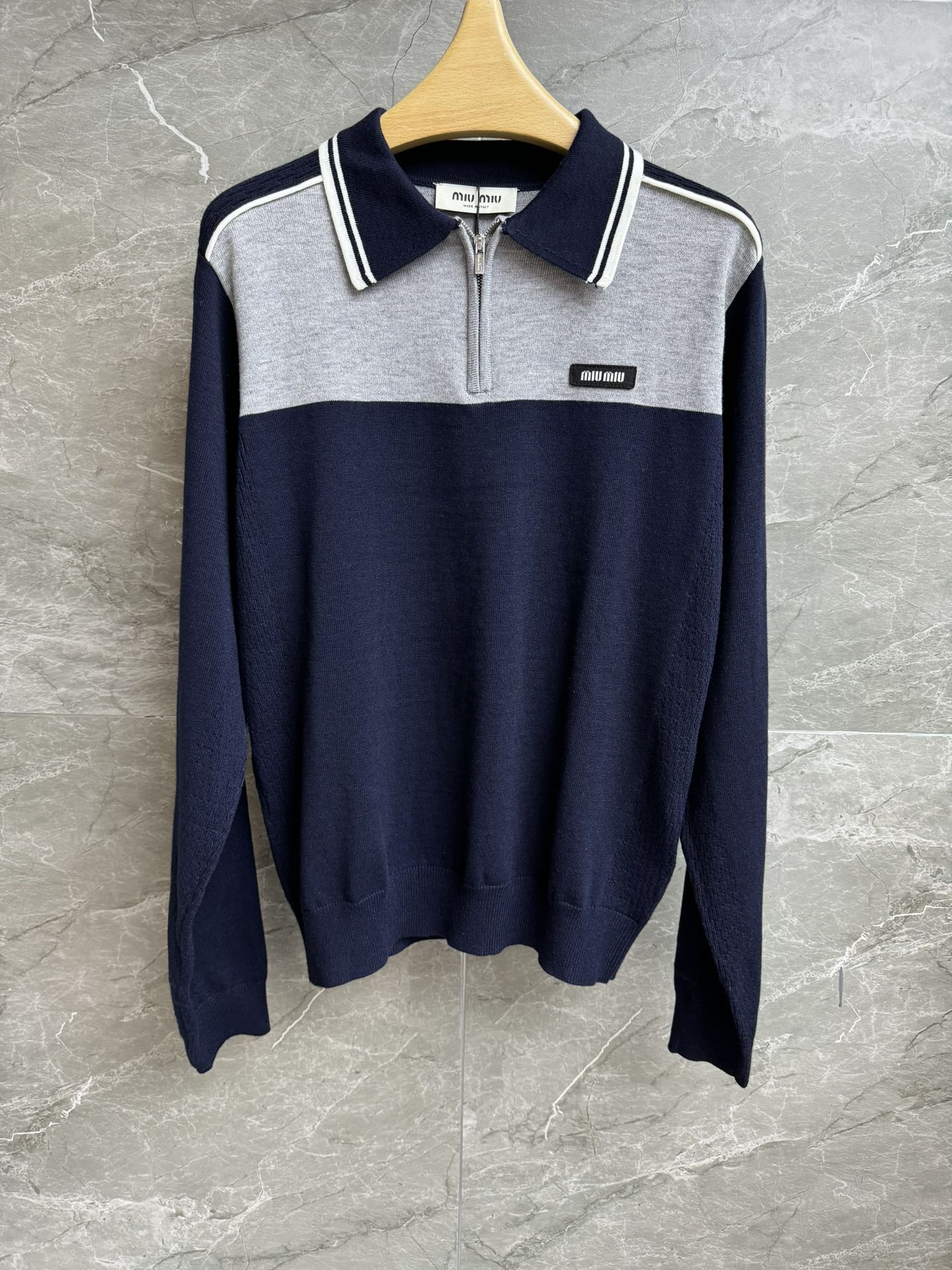 NO:536487,New autumn and winter models are shipped. Miu color-blocking polo shirt. 2025 autumn and winter series. Classic polo collar design. Letter logo embellishment. Blue and gray color-blocking fashionable retro. Wool knitted fabric. Comfortable and skin-friendly. Normal style. Slim and versatile. Full trademark. Size SML,,miumiu,alexander wang.19860909秋冬新款出货啦 Miu拼色polo衫 2025秋冬系列 经典polo领设计 字母logo徽标点缀 蓝灰拼色时髦复古 羊毛针织面料 舒适亲肤 正常版型 上身显瘦又百搭 商标齐全 尺码SML,,miumiu,alexander wang,Women's clothing