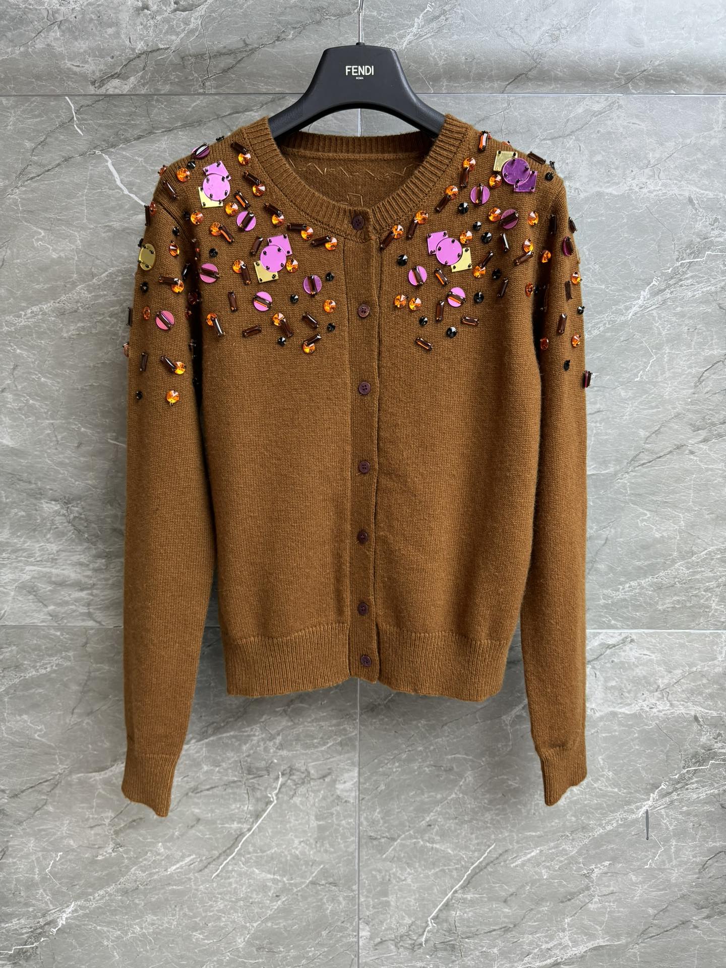 NO:507478,New models for early autumn are available. FD gem sequin cardigan 2025 autumn and winter series. Round neck single-breasted design. Hand-sewn gem sequin beaded decoration. Exquisite and fashionable. Wool blended knitted fabric. Comfortable and skin-friendly. Normal style. Slim and temperament on the upper body. Full trademark. Size SML,,alexander wang.19860909早秋新款上新啦 FD宝石亮片开衫 2025秋冬系列 圆领单排扣设计 手工缝制宝石亮片串珠装饰点缀 精致时髦高级 羊毛混纺针织面料 舒适亲肤 正常版型 上身显瘦又气质 商标齐全 尺码SML,,alexander wang,Women's clothing