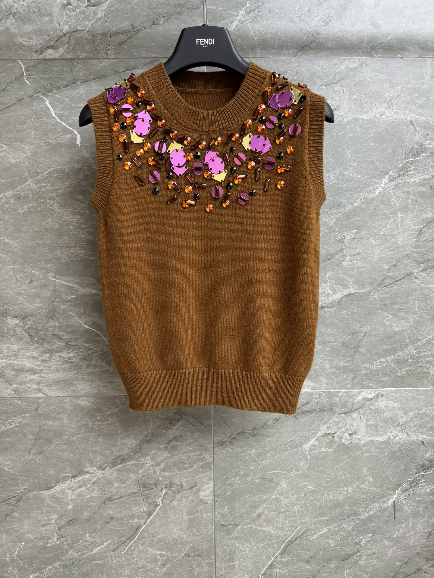 NO:507480,New models for early autumn are available. FD gem sequin vest 2025 autumn and winter series. Round neckline ribbed neckline. Hand-sewn gem sequin beaded decoration. Exquisite and fashionable. Wool blended knitted fabric. Comfortable and skin-friendly. Slim fit style. Slim and temperament. Full trademark. Size SML,,alexander wang.19860909早秋新款上新啦 FD宝石亮片背心 2025秋冬系列 圆领罗纹领口 手工缝制宝石亮片串珠装饰点缀 精致时髦高级 羊毛混纺针织面料 舒适亲肤 修身版型 上身显瘦又气质 商标齐全 尺码SML,,alexander wang,Women's clothing