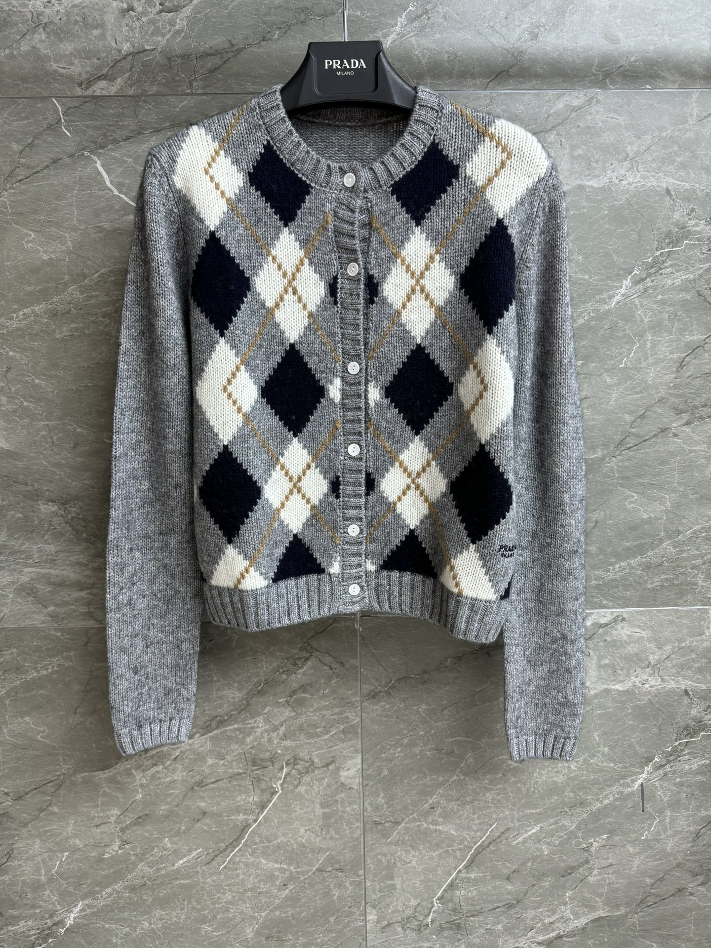 NO:507483,New early autumn style is available. P home diamond knitted cardigan 2025 early autumn series. Round neck single-breasted design. Gray diamond pattern color matching. Alphabet logo embroidery embroidery. Retro and fashionable. Cashmere knitted fabric. Soft and delicate. Short style. The upper body looks slim and versatile. Full trademark. Size SML,,alexander wang.19860909早秋新款上新啦 P家菱格针织开衫 2025早秋系列 圆领单排扣设计 灰色系菱格纹配色 字母logo刺绣点缀 复古时髦 羊绒针织面料 手感柔软细腻 短款版型 上身显瘦又百搭 商标齐全 尺码SML,,alexander wang,Women's clothing