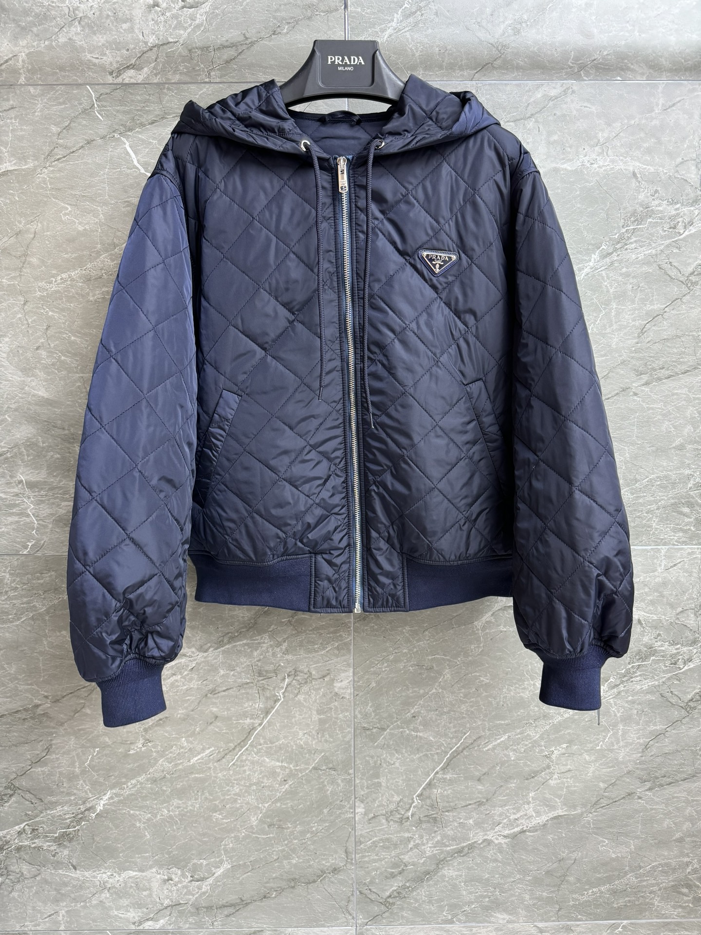 NO:507487,New early autumn style is available. P home diamond hooded cotton clothing. 2025 autumn and winter series. Hooded zipper design. Classic triangle logo decoration. Simple and fashionable and high-end double-sided diamond quilted cotton. Imported machine pressing grid craft. Loose style. The upper body looks slim and temperament. Full trademark. Size SML,,hats,alexander wang.19860909早秋新款上新啦 P家菱格连帽棉服 2025秋冬系列 连帽拉链设计 经典三角标logo装饰 简约时髦高级 双面菱形绗缝夹棉 进口机压线格工艺 宽松版型 上身显瘦又气质 商标齐全 尺码SML,,hats,alexander wang,Women's clothing