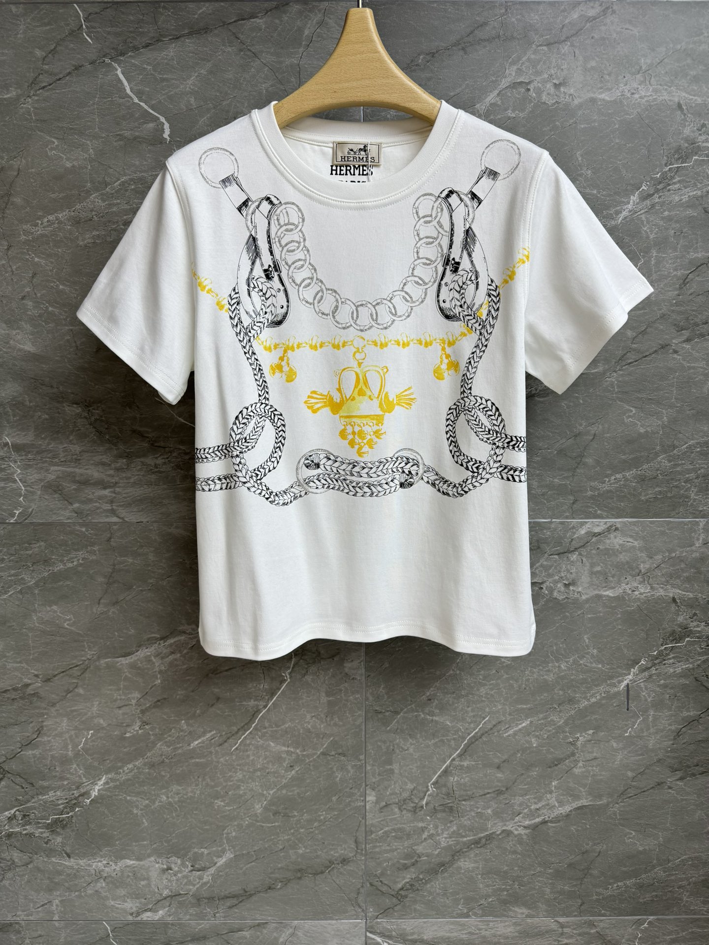 NO:507502,New models for early autumn are available. H-printed T-shirts 2025 autumn and winter series. Round neckline design. Palefroi Remix printed pattern. Fashionable and high-end customized cotton fabric. Comfortable and skin-friendly and breathable. Loose style. Slim and versatile upper body. Full trademark. Size SML,,tees, t-shirt,alexander wang.19860909早秋新款上新啦 Ｈ家印花T恤 2025秋冬系列 圆领领口设计 Palefroi Remix 印花图案 时髦高级 定制纯棉面料 舒适亲肤透气 宽松版型 上身显瘦又百搭 商标齐全 尺码SML,,tees，t-shirt,alexander wang,Women's clothing