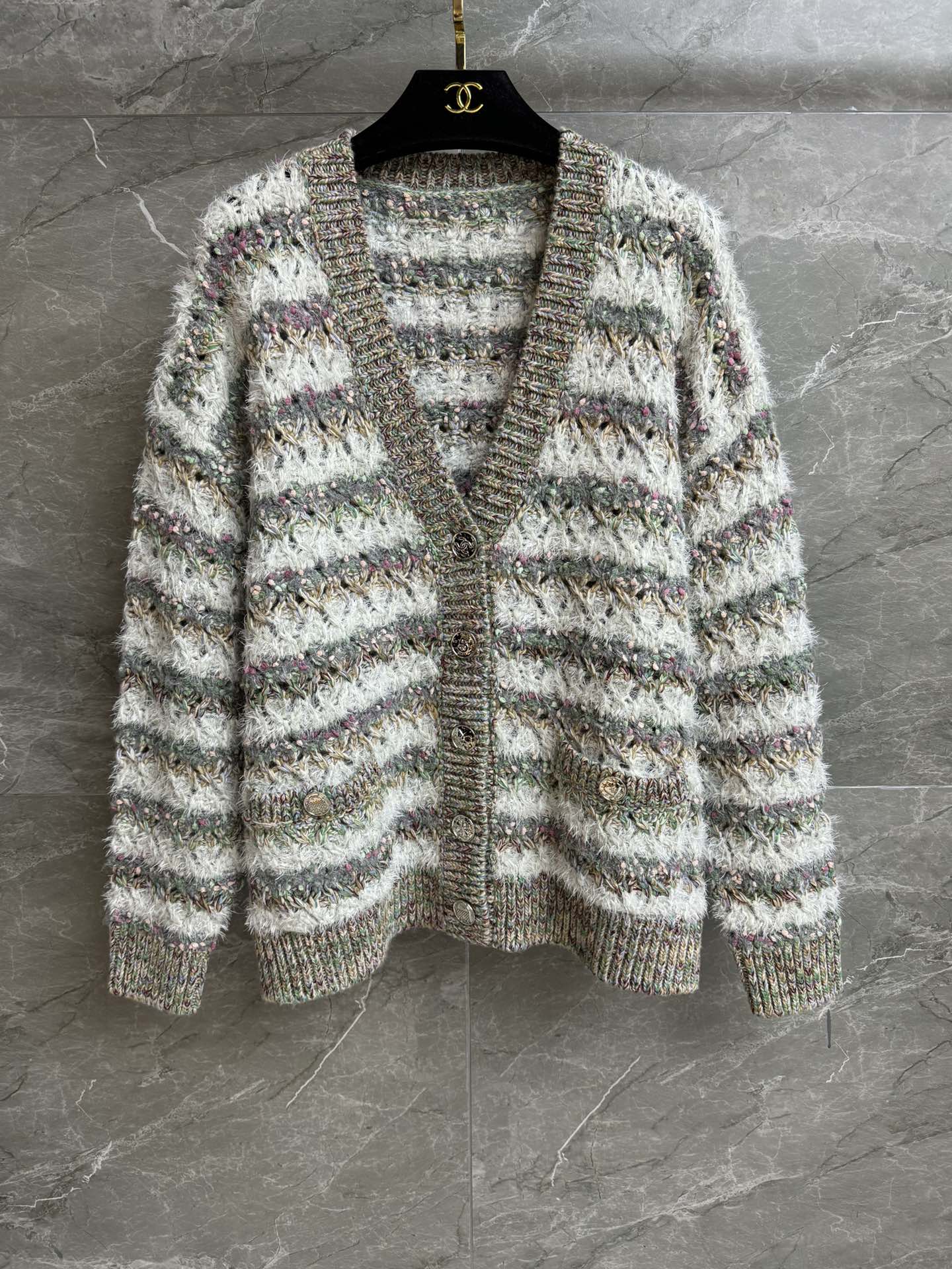 NO:508208,The higher version is shipped!  Xiangjia striped hollow cardigan 2025 autumn and winter preview series Temperament V-neck neckline Exquisite logo button decoration embellishment Gray white striped hollow hook texture Lazy and fashionable Wool blended knitted fabric Soft and comfortable Loose style Slim and elegant upper body Full trademark Size SML, Chanel, alexander wang19860909高版本出货啦！ 香家条纹镂空开衫 2025秋冬预告系列 气质V领领口 精致logo纽扣装饰点缀 灰白条纹镂空钩花纹理 慵懒时髦 羊毛混纺针织面料 软糯舒适 宽松版型 上身显瘦又气质 商标齐全 尺码SML,,chanel,alexander wang,Women's clothing