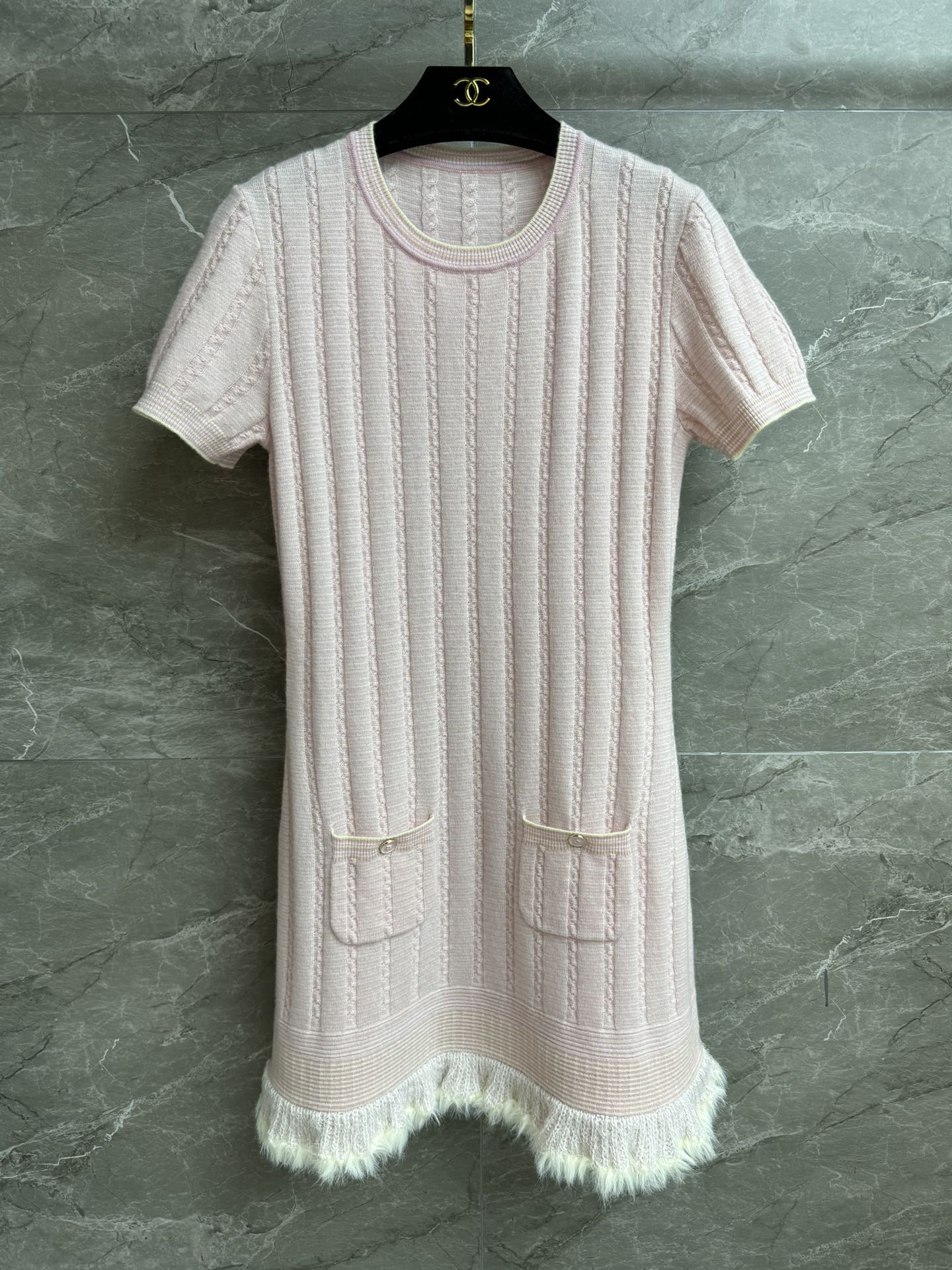 NO:576435,New styles for early autumn are available. Xiangjia tassel dress 2025 autumn and winter preview series. Round neck short-sleeved design. Furry tassel decoration on the hem. Pink color is gentle and high-end. Cashmere blended knitted fabric. Soft and comfortable. Stretch slim fit. The upper body is slim and elegant. Complete trademarks. Sizes SML, chanel, skirts, T-shirt, alexander wang19860909早秋新款上新啦 香家流苏连衣裙 2025秋冬预告系列 圆领短袖设计 下摆毛毛流苏装饰点缀 粉色配色温柔高级 羊绒混纺针织面料 柔软舒适 弹力修身版型 上身显瘦又气质 商标齐全 尺码SML,,chanel,skirts,T-shirt,alexander wang,Women's clothing