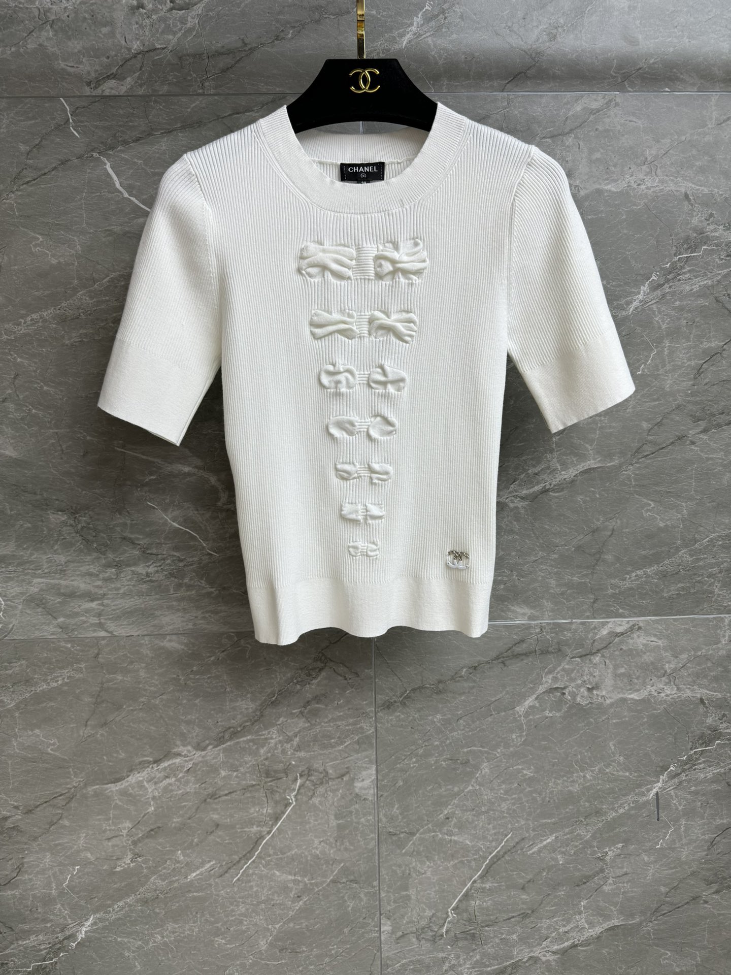 NO:517036,New models in early autumn are available. Xiangjia bow knitted short sleeves. Autumn and winter series. Round neck ribbed neckline. Three-dimensional bow pattern. Hem logo logo decoration. Exquisite and fashionable. Customized knitted fabric. Comfortable and skin-friendly. Elastic slim fit. Upper body looks slim and temperament. Full trademark size sml, chanel, T-shirt, alexander wang.19860909早秋新款上新啦 香家蝴蝶结针织短袖 秋冬系列 圆领罗纹领口 立体蝴蝶结图案 下摆logo徽标装饰 精致时髦高级 定制针织面料 舒适亲肤 弹力修身版型 上身显瘦又气质 商标齐全 尺码sml,,chanel,T-shirt,alexander wang,Women's clothing