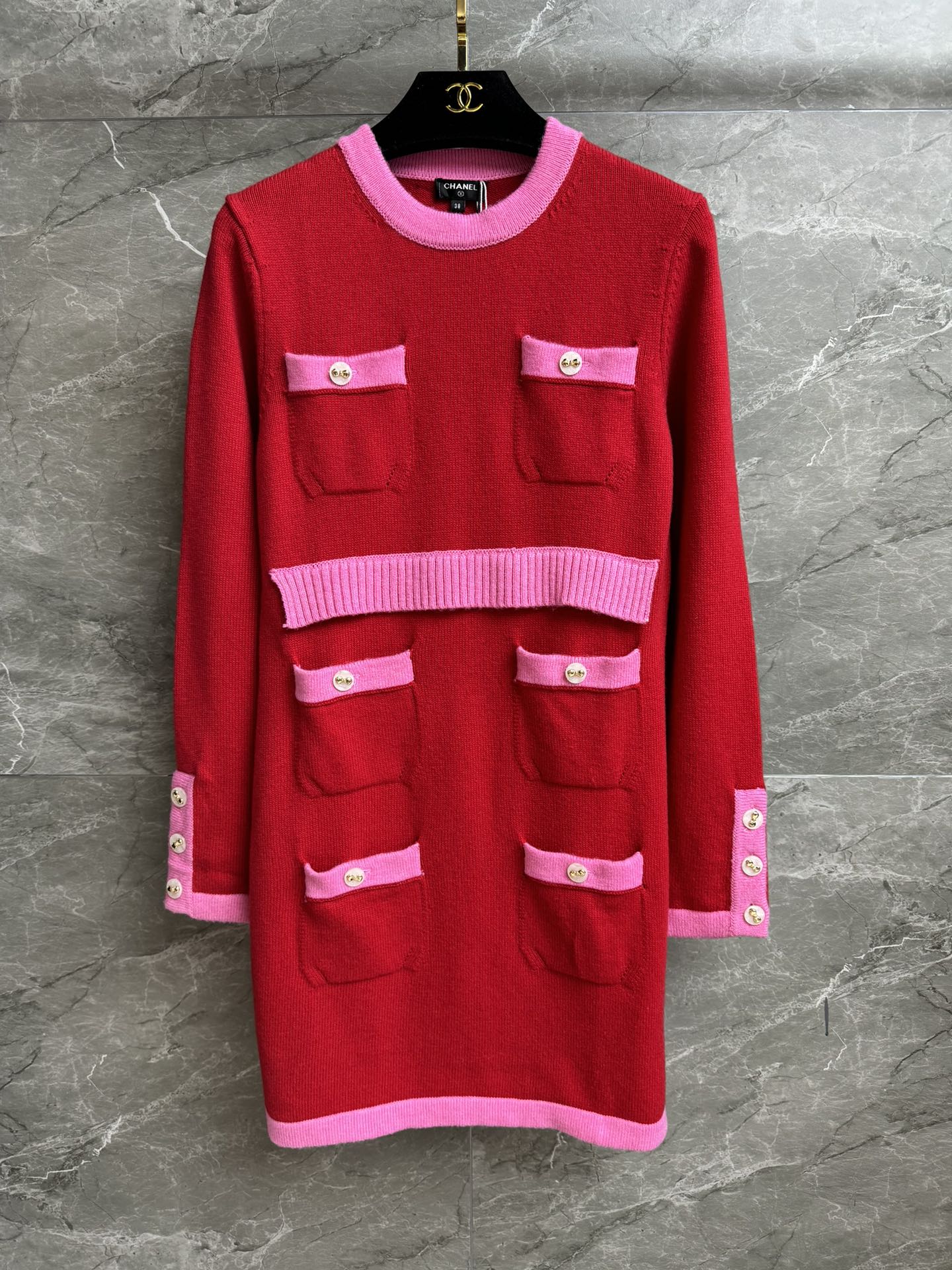 NO:516995,New early autumn style is available. Xiangjia contrasting knitted dress. Autumn and winter series. Contrast color splicing design. Multi-pocket decoration. Double C bow button embellishment. Exquisite and fashionable. Customized knitted fabric. Comfortable and skin-friendly. Slim fit. Upper body looks slim and temperament. Full trademark. Size sml, chanel, skirts, alexander wang.19860909早秋新款上新啦 香家撞色针织连衣裙 秋冬系列 撞色拼接设计 多口袋装饰 双c蝴蝶结纽扣点缀 精致时髦高级 定制针织面料 舒适亲肤 修身版型 上身显瘦又气质 商标齐全 尺码sml,,chanel,skirts,alexander wang,Women's clothing