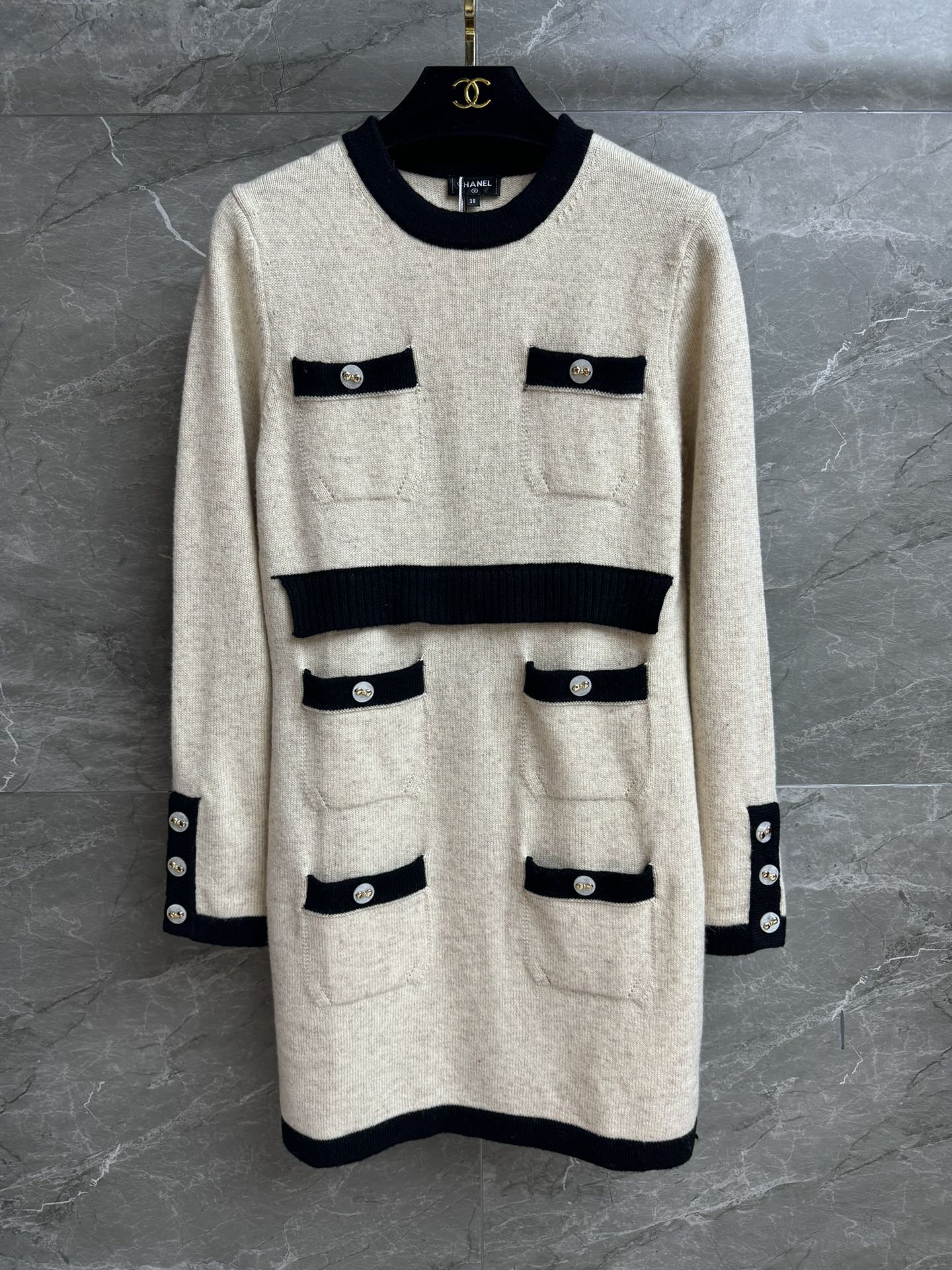 NO:516999,New models for early autumn are available. Xiangjia contrasting knitted dress. Autumn and winter series. Contrast color splicing design. Multi-pocket decoration. Double C bow button embellishment. Exquisite and fashionable. Customized knitted fabric. Comfortable and skin-friendly. Slim fit. Upper body looks slim and temperament. Full trademark. Size sml, chanel, skirts, alexander wang.19860909早秋新款上新啦 香家撞色针织连衣裙 秋冬系列 撞色拼接设计 多口袋装饰 双C蝴蝶结纽扣点缀 精致时髦高级 定制针织面料 舒适亲肤 修身版型 上身显瘦又气质 商标齐全 尺码sml,,chanel,skirts,alexander wang,Women's clothing