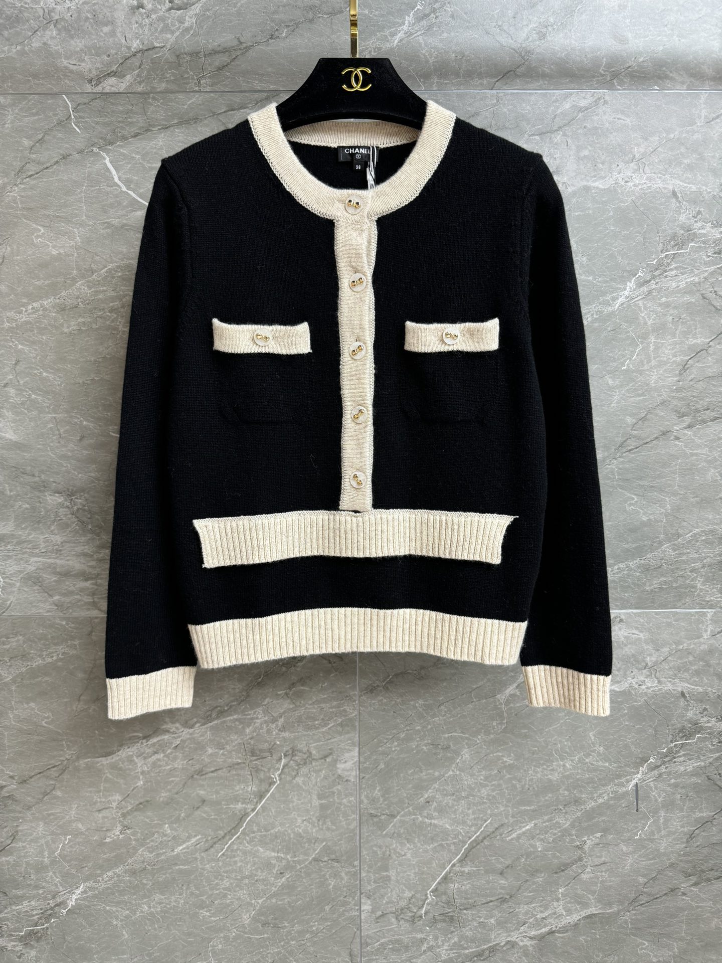 NO:517001,New early autumn style is available. Xiangjia fake two-piece sweater. Autumn and winter series. Fake two-piece contrasting color splicing design. Double C bow button embellishment. Exquisite and fashionable high-end custom knitted fabric. Comfortable and skin-friendly. Normal style. Slim and temperament on the upper body. Full trademark. Size sml, chanel, sweaters, alexander wang.19860909早秋新款上新啦 香家假两件毛衣 秋冬系列 假两件撞色拼接设计 双C蝴蝶结纽扣点缀 精致时髦高级 定制针织面料 舒适亲肤 正常版型 上身显瘦又气质 商标齐全 尺码sml,,chanel,sweaters,alexander wang,Women's clothing