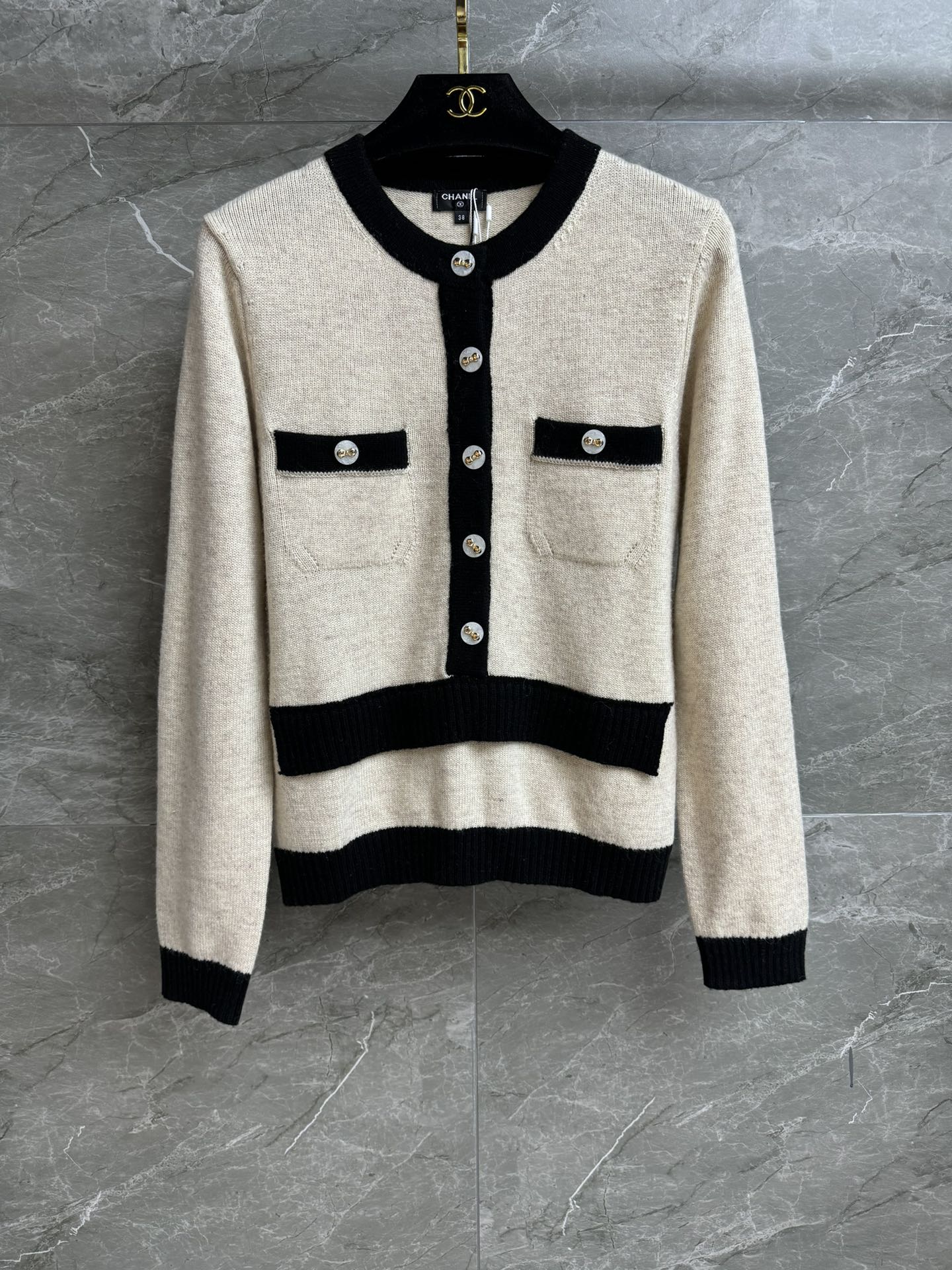 NO:517005,New early autumn style is available. Xiangjia fake two-piece sweater. Autumn and winter series. Fake two-piece contrasting color splicing design. Double C bow button embellishment. Exquisite and fashionable high-end custom knitted fabric. Comfortable and skin-friendly. Normal style. Slim and temperament on the upper body. Full trademark. Size sml, chanel, sweaters, alexander wang.19860909早秋新款上新啦 香家假两件毛衣 秋冬系列 假两件撞色拼接设计 双C蝴蝶结纽扣点缀 精致时髦高级 定制针织面料 舒适亲肤 正常版型 上身显瘦又气质 商标齐全 尺码sml,,chanel,sweaters,alexander wang,Women's clothing