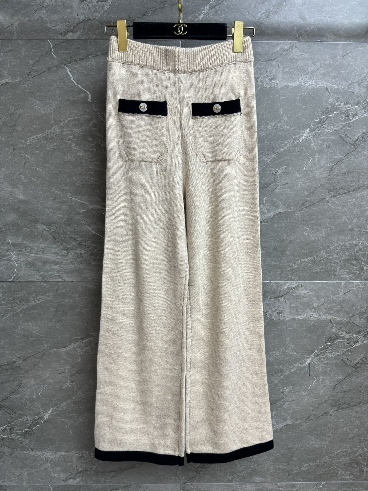 NO:517009,New early autumn styles are available. Xiangjia contrasting knitted pants. Autumn and winter series. Elastic elastic waist. Double pocket contrasting design. Double C bow button embellishment. Exquisite and high-end custom knitted fabric. Comfortable and skin-friendly. Wide-leg pants style. Slim and versatile. Full trademark. Size sml, chanel, alexander wang.19860909早秋新款上新啦 香家撞色针织裤 秋冬系列 松紧弹力腰头 双口袋撞色设计 双C蝴蝶结纽扣点缀 精致高级 定制针织面料 舒适亲肤 阔腿裤版型 上身显瘦又百搭 商标齐全 尺码sml,,chanel,alexander wang,Women's clothing