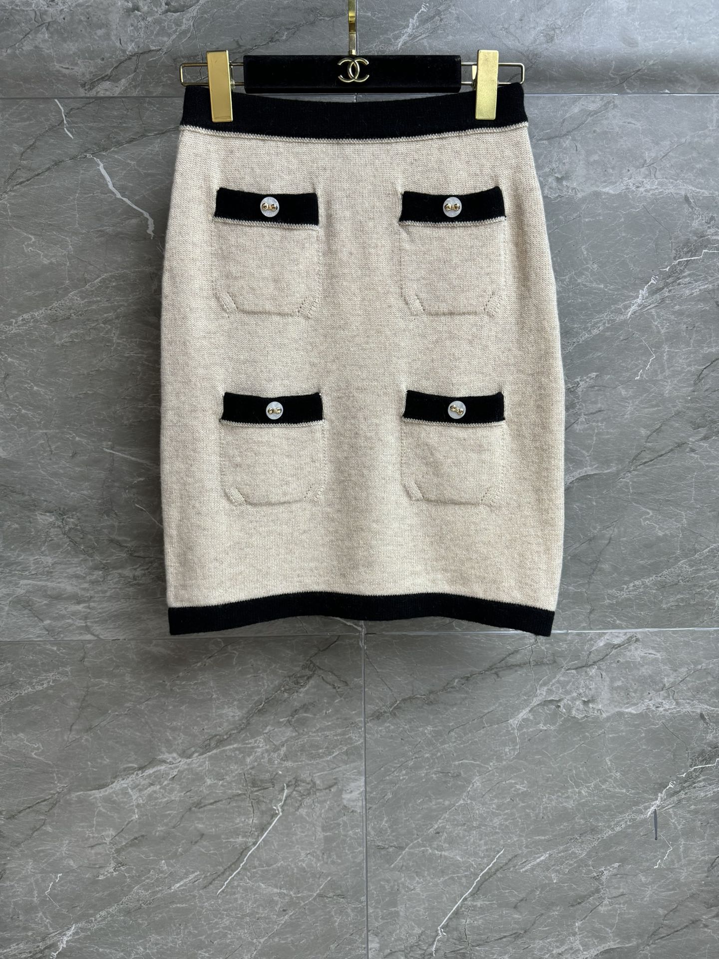 NO:517012,New early autumn style is available. Xiangjia contrasting knitted skirt. Autumn and winter series. Elastic elastic waist. Contrast color splicing design. Four-pocket decoration. Double C bow button embellishment. Exquisite and high-end custom knitted fabric. Comfortable and skin-friendly. A-line skirt style. Slim and versatile. Full trademark. Size sml, chanel, skirts, alexander wang.19860909早秋新款上新啦 香家撞色针织半裙 秋冬系列 松紧弹力腰头 撞色拼接设计 四口袋装饰 双C蝴蝶结纽扣点缀 精致高级 定制针织面料 舒适亲肤 A字裙版型 上身显瘦又百搭 商标齐全 尺码sml,,chanel,skirts,alexander wang,Women's clothing