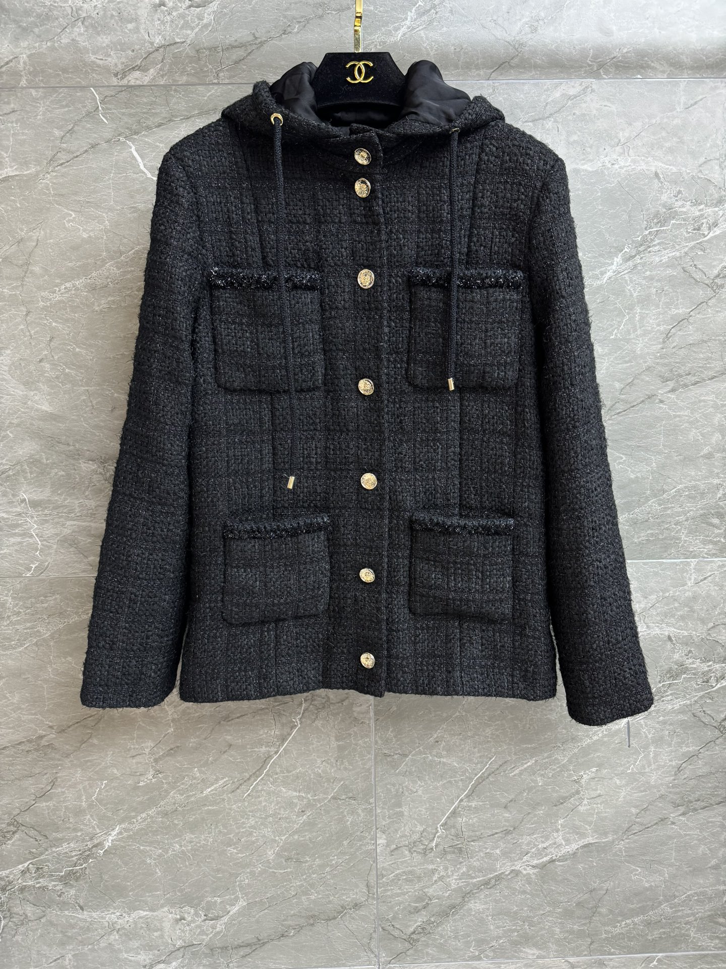 NO:569565,New autumn and winter styles are available!  Xiangjia black hooded jacket 2025 autumn and winter preview series Detachable hood design Bright silk woven piping Classic four-pocket decoration Exquisite and elegant high-end Customized tweed fabric Silk lining Soft and comfortable Loose fit The upper body looks slim and elegant Complete trademarks Sizes SML, chanel, jackets & coats, real silk, hats, alexander wang19860909秋冬新款上新啦！ 香家黑色连帽外套 2025秋冬预告系列 可拆卸连帽设计 亮丝编织滚边 经典四口袋装饰 精致优雅高级 定制斜纹软呢面料 真丝里衬 柔软舒适 宽松版型 上身显瘦又气质 商标齐全 尺码SML,,chanel,jackets & coats,real silk,hats,alexander wang,Women's clothing