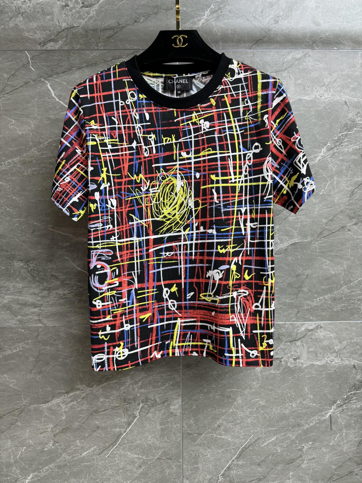 NO:517040,New models in early autumn are available. Xiangjia painted graffiti T-shirts. Autumn and winter series. Round neckline design. Colorful graffiti printed patterns. Fashionable and personalized. Imported cotton fabric. Comfortable and breathable. Normal style. Slim and versatile. Full trademark. Size SML, chanel,tees, t-shirt,alexander wang.19860909早秋新款上新啦 香家彩绘涂鸦T恤 秋冬系列 圆领领口设计 彩色涂鸦印花图案 时髦个性 进口纯棉面料 舒适透气 正常版型 上身显瘦又百搭 商标齐全 尺码SML,,chanel,tees，t-shirt,alexander wang,Women's clothing