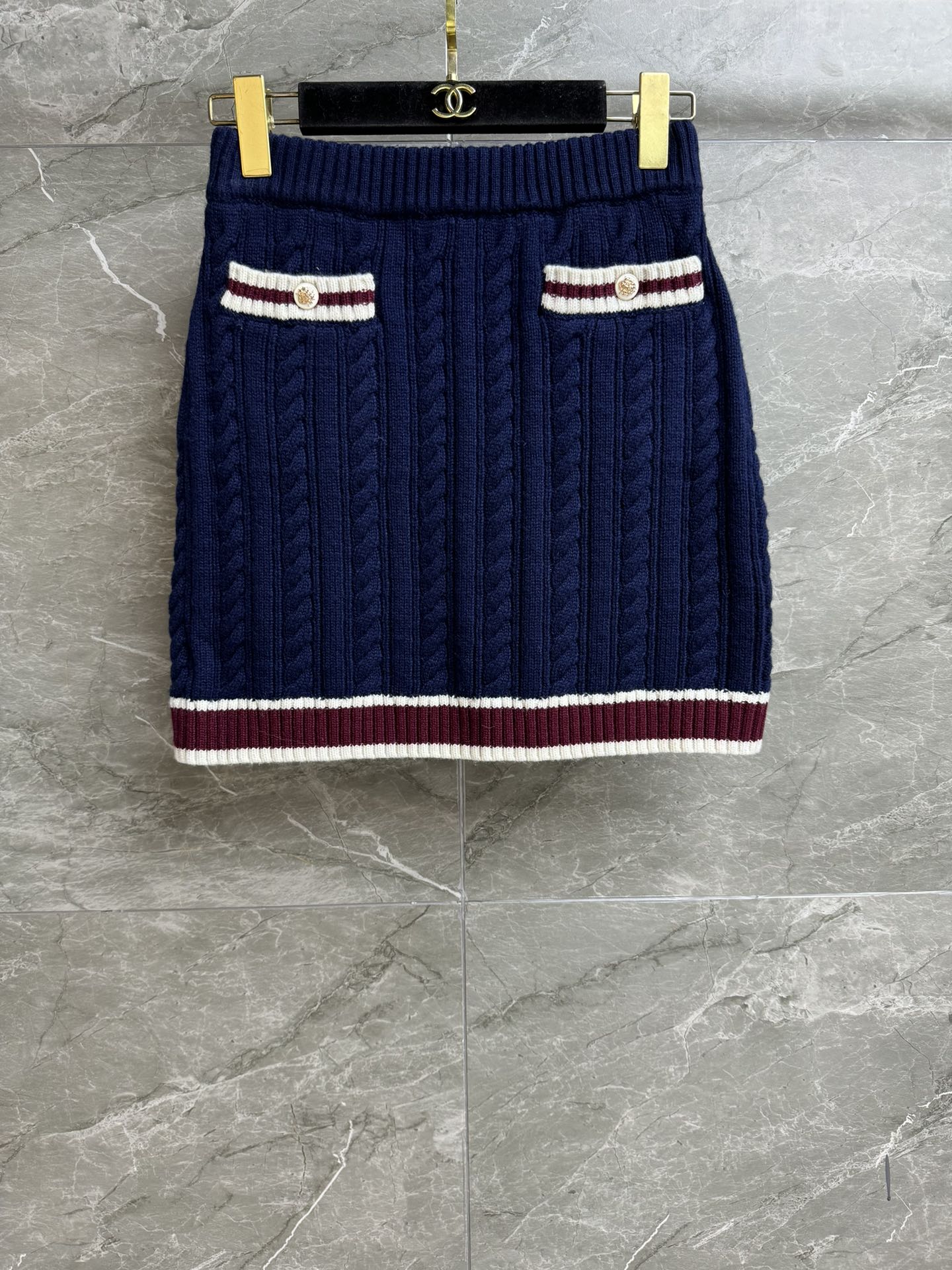 NO:517044,New early spring style is available. Xiangjia Tibetan blue knitted skirt. 2026 early spring series. Elastic elastic waist. Contrast color design of hidden blue stripes. Twist knitted texture. Casual age-reducing college style. Custom knitted fabric. Comfortable skin-friendly. A-line skirt style. Slim and versatile. Full trademark. Size SML, chanel, skirts, alexander wang.19860909早春新款上新啦 香家藏蓝色针织半裙 2026早春系列 松紧弹力腰头 藏蓝条纹撞色设计 麻花编织纹理 休闲减龄学院风 定制针织面料 舒适亲肤 A字裙版型 上身显瘦又百搭 商标齐全 尺码SML,,chanel,skirts,alexander wang,Women's clothing