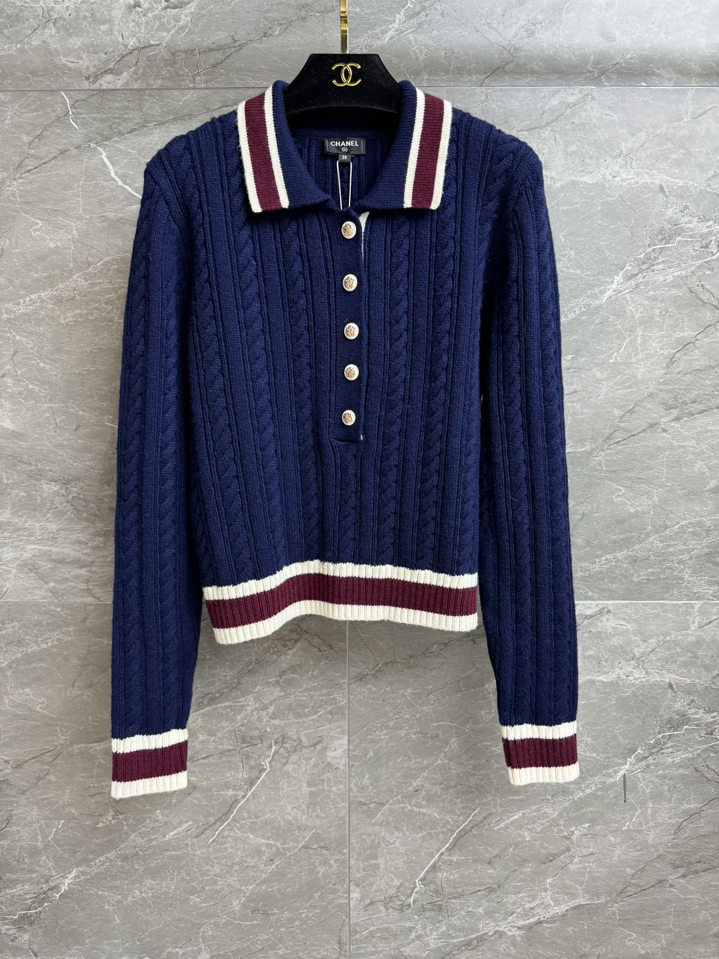 NO:517013,New early spring style is available. Xiangjia Tibetan blue sweater 2026 early spring series. Classic polo collar design. Contrast color of hidden blue stripes. Twist knitted texture. Casual and fashionable. Age-reducing custom knitted fabric. Comfortable and skin-friendly. Normal style. Slim and versatile. Full trademark. Size SML, chanel, sweaters, alexander wang.19860909早春新款上新啦 香家藏蓝色毛衣 2026早春系列 经典polo领设计 藏蓝条纹撞色 麻花编织纹理 休闲时髦减龄 定制针织面料 舒适亲肤 正常版型 上身显瘦又百搭 商标齐全 尺码SML,,chanel,sweaters,alexander wang,Women's clothing