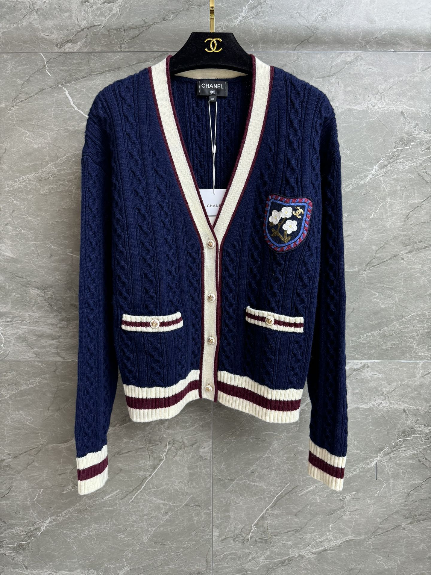 NO:517016,New early spring style is available. Xiangjia Tibetan blue cardigan 2026 early spring series. Temperament V-neck design. Exquisite embroidery badge embellishment. Contrast color of hidden blue stripes. Twist weaving texture. Casual and fashionable. Age-reducing custom knitted fabric. Comfortable and skin-friendly. Loose style. Slim and temperament on the upper body. Full trademark. Size SML, chanel, alexander wang.19860909早春新款上新啦 香家藏蓝色开衫 2026早春系列 气质V领设计 精致刺绣徽章点缀 藏蓝条纹撞色 麻花编织纹理 休闲时髦减龄 定制针织面料 舒适亲肤 宽松版型 上身显瘦又气质 商标齐全 尺码SML,,chanel,alexander wang,Women's clothing