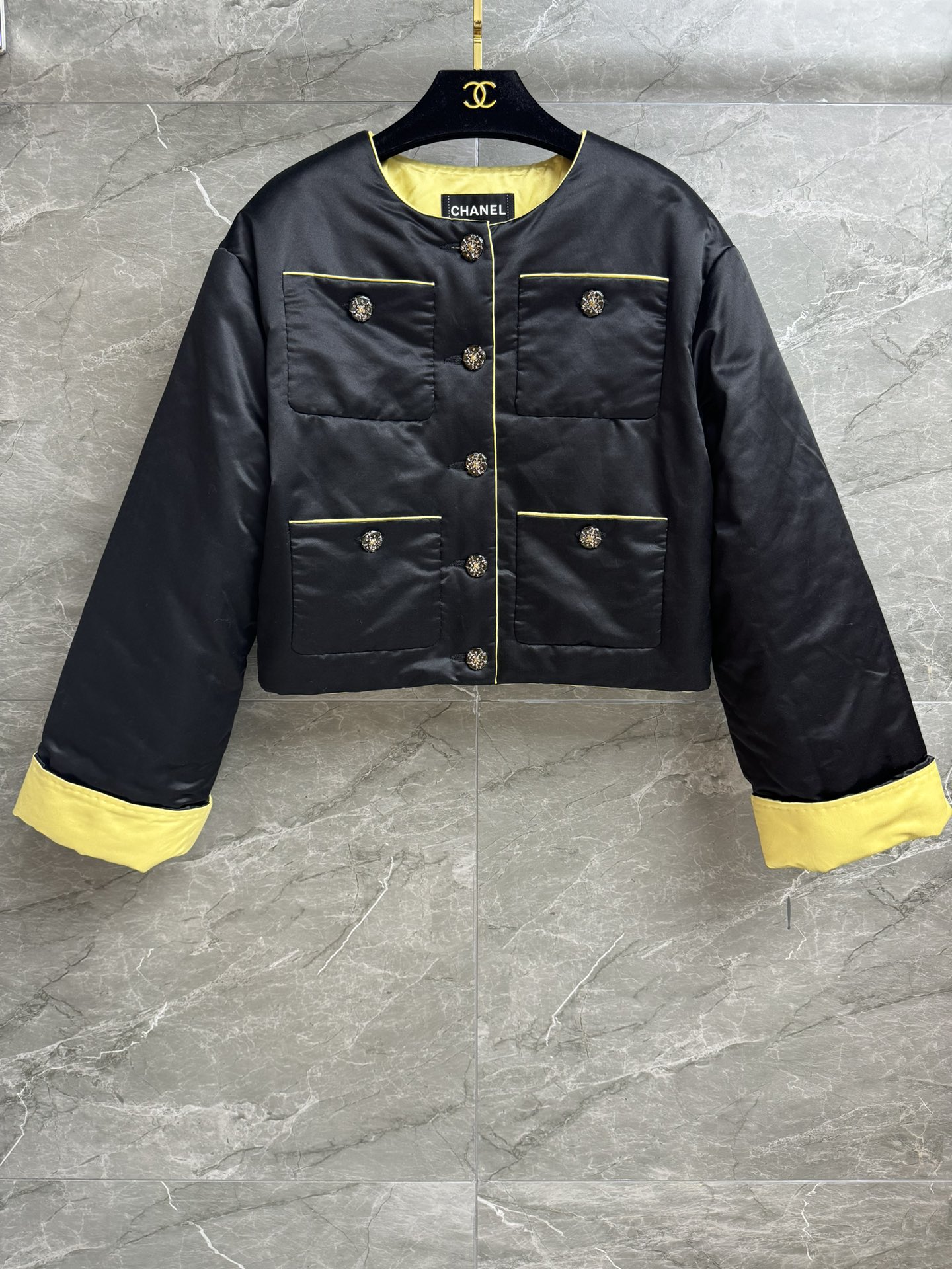 NO:517019,New models are shipped in early autumn. Xiangjia four-pocket Chinese cotton clothing. Handicraft workshop series. Round neck single-breasted design. Four-pocket decoration. Exquisite logo button embellishment. Chinese design is elegant and atmospheric. Customized silk satin fabric. Silk lining. Inner cotton. Warm and comfortable. Short style. Slim and temperament. Full trademark. Size SML, chanel, real silk, alexander wang.19860909早秋新款出货啦 香家四口袋中式棉服 手工坊系列 圆领单排扣设计 四口袋装饰 精致logo纽扣点缀 中式设计优雅大气 定制丝滑缎面面料 真丝里衬 内里夹棉 保暖舒适 短款版型 上身显瘦又气质 商标齐全 尺码SML,,chanel,real silk,alexander wang,Women's clothing