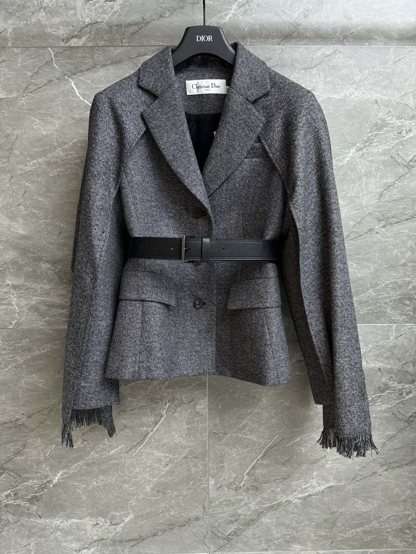 NO:547451,New models are shipped in early autumn!  D Home Scarf Waist Jacket 2025 Early Autumn Series Removable Tassel Scarf Design Unlocking Various Wearing Methods Advanced Gray Color Retro Elegant Atmosphere Customized wool fabric Silk lining Comfortable and crisp Three-dimensional tailored waist-lifting style Fully trademarked Size SML, Dior, Jackets & coats, Real silk, Alexander wang19860909早秋新款出货啦！ D家围巾收腰外套 2025早秋系列 可拆卸流苏围巾设计 解锁多种穿法 高级灰配色 复古优雅大气 定制初剪羊毛面料 真丝里衬 舒适挺括 立体剪裁收腰版型 上身显瘦又气质 商标齐全 尺码SML,,dior,jackets & coats,real silk,alexander wang,Women's clothing