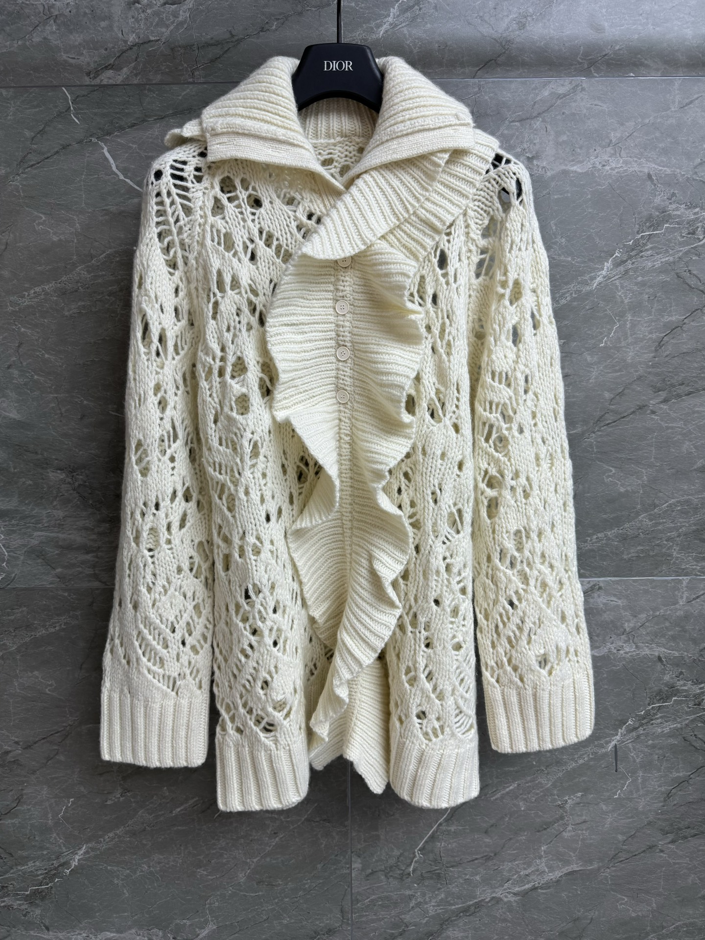 NO:534059,New early autumn style is available. D home ruffle-edged hollow sweater. 2025 autumn and winter series. Lapel neckline design. Removable ruffle-edged lace decoration. Exquisite hollow weaving process. Elegant and gentle. Cashmere-blend fabric. Soft and comfortable. Straight-tube style. Slim and temperament. Full trademark. Size SML,,dior,sweaters,alexander wang.19860909早秋新款上新啦 D家荷叶边镂空毛衣 2025秋冬系列 翻领领口设计 可拆卸荷叶花边装饰 精致镂空编织工艺 优雅温柔知性 羊绒混纺面料 柔软舒适 直筒版型 上身显瘦又气质 商标齐全 尺码SML,,dior,sweaters,alexander wang,Women's clothing