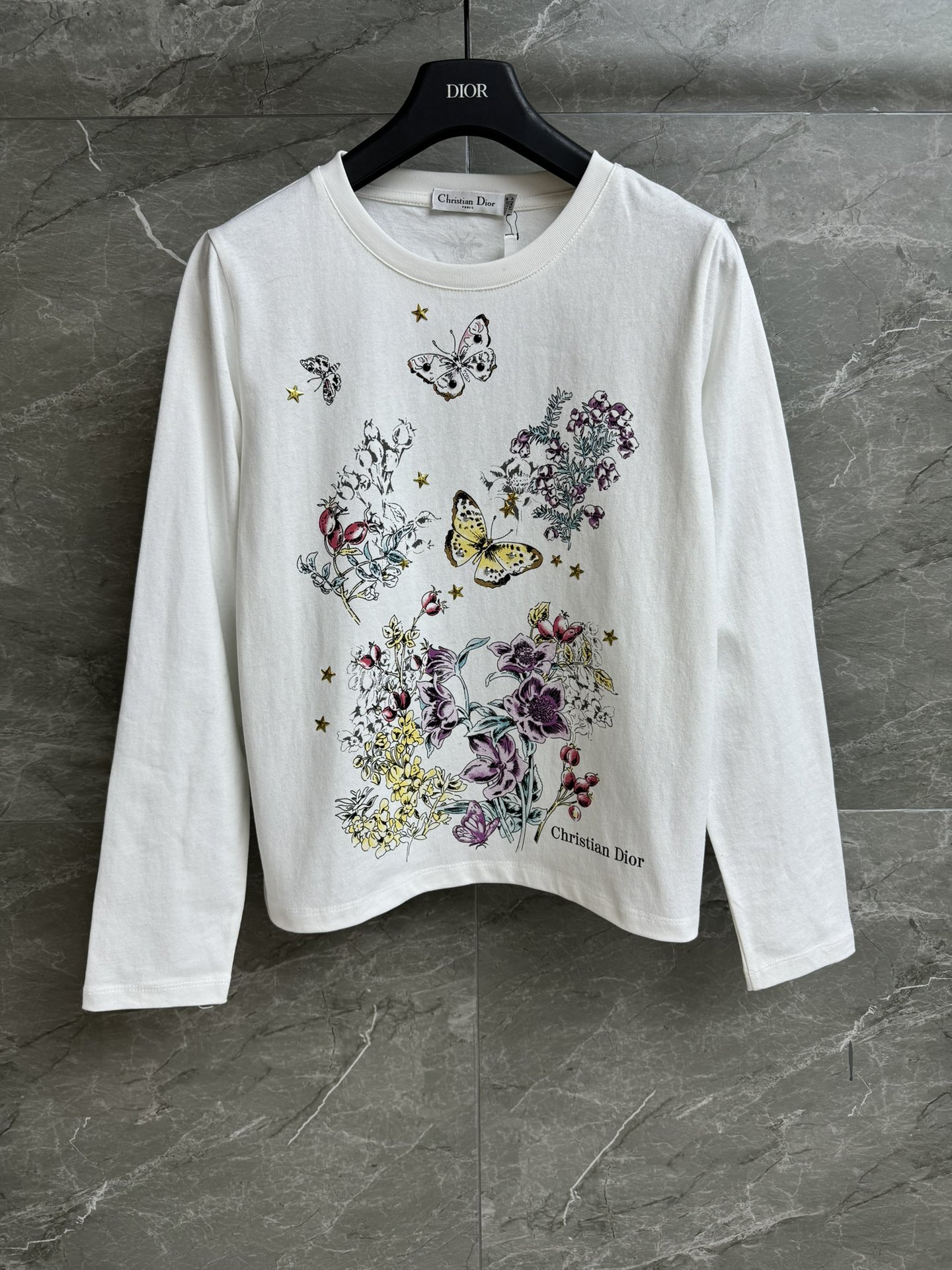 NO:534064,New models for early autumn are available. D home butterfly print long-sleeved T 2025 early autumn series. Round neckline design. Juyi butterfly print pattern. Three-dimensional five-pointed star decoration embellishment. Exquisite and fashionable. Customized cotton fabric. Normal style. Slim and versatile. Full trademark. Size SML,,dior,alexander wang.19860909早秋新款上新啦 D家蝴蝶印花长袖T 2025早秋系列 圆领领口设计 茹伊蝴蝶印花图案 立体五角星装饰点缀 精致时髦洋气 定制棉质面料 正常版型 上身显瘦又百搭 商标齐全 尺码SML,,dior,alexander wang,Women's clothing