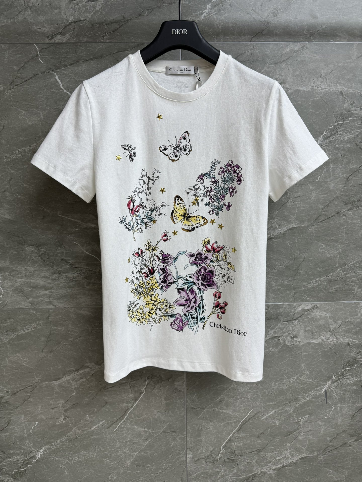 NO:534020,New models for early autumn are available. D home butterfly printed T-shirt 2025 early autumn series. Round neckline design. Juyi butterfly printed pattern. Three-dimensional five-pointed star decoration embellishment. Exquisite and fashionable. Customized cotton fabric. Normal style. The upper body looks slim and versatile. Full trademark. Size SML,,dior,tees, t-shirt,alexander wang.19860909早秋新款上新啦 D家蝴蝶印花T恤 2025早秋系列 圆领领口设计 茹伊蝴蝶印花图案 立体五角星装饰点缀 精致时髦洋气 定制棉质面料 正常版型 上身显瘦又百搭 商标齐全 尺码SML,,dior,tees，t-shirt,alexander wang,Women's clothing