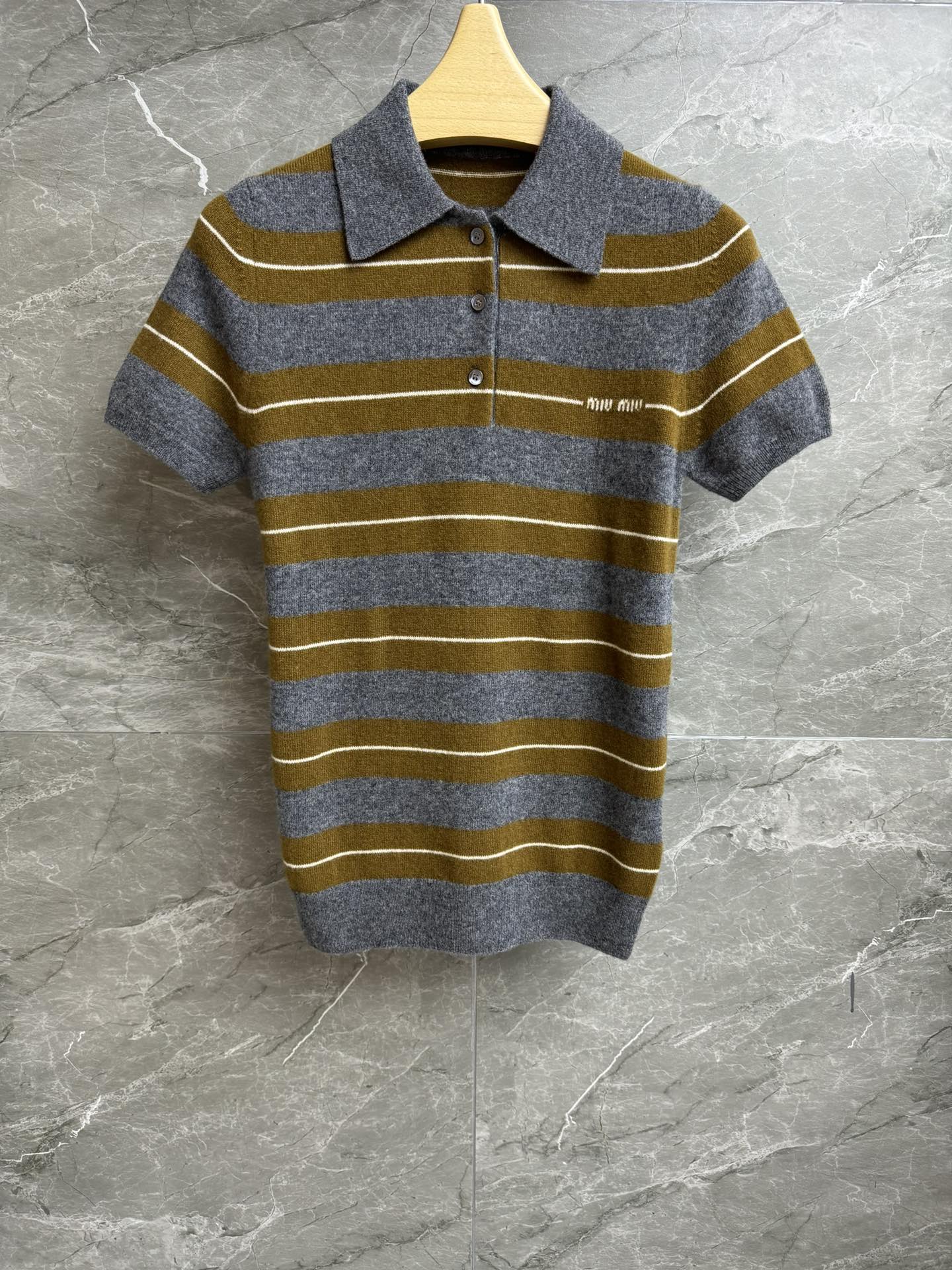 NO:536510,High-end version shipped Miu striped short-sleeved polo shirt 2025 autumn and winter series Classic polo collar design Letter inlay logo embellishment Retro colorful striped color combination Full high-end feel Cashmere knitted fabric Soft and comfortable Slim fit style Slim and temperament on the upper body Full trademark Size SML, Miumiu, T-shirt, alexander wang19860909高版本出货啦 Miu条纹短袖polo衫 2025秋冬系列 经典polo领设计 字母嵌花logo点缀 复古彩色条纹拼色 满满高级感 羊绒针织面料 软糯舒适 修身版型 上身显瘦又气质 商标齐全 尺码SML,,miumiu,T-shirt,alexander wang,Women's clothing
