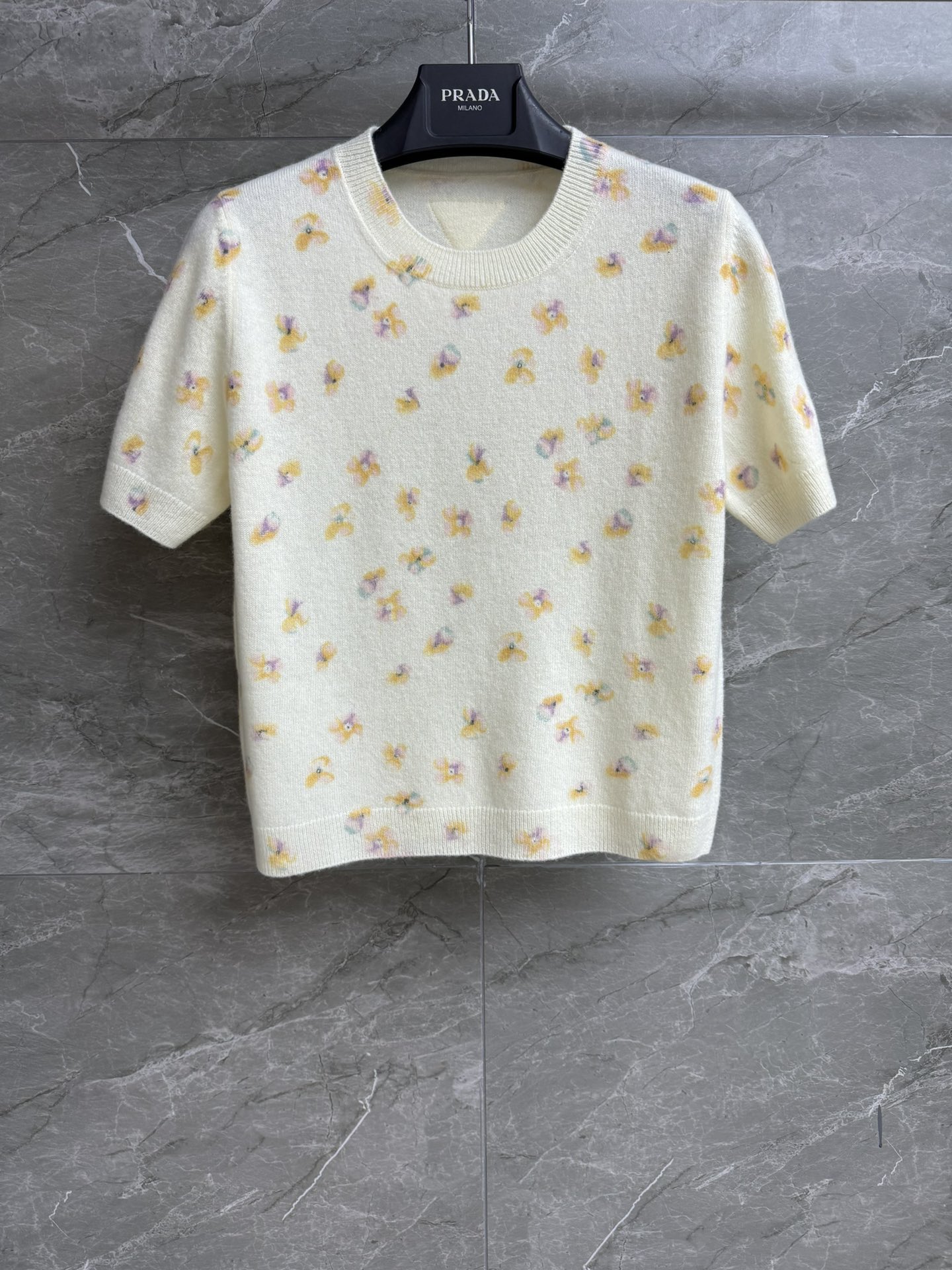 NO:576949,New styles for early autumn are available. P family floral wool short sleeves. 2025 early autumn series. Round ribbed neckline. Floral print pattern. Fresh, elegant and fashionable. Wool blended fabric. Soft and comfortable. Short version. The upper body looks slim and elegant. Complete trademarks. Sizes SML, T-shirt, alexander wang19860909早秋新款上新啦 P家碎花羊毛短袖 2025早秋系列 圆领罗纹领口 花卉印花图案 清新淡雅时髦 羊毛混纺面料 柔软舒适 短款版型 上身显瘦又气质 商标齐全 尺码SML,,T-shirt,alexander wang,Women's clothing