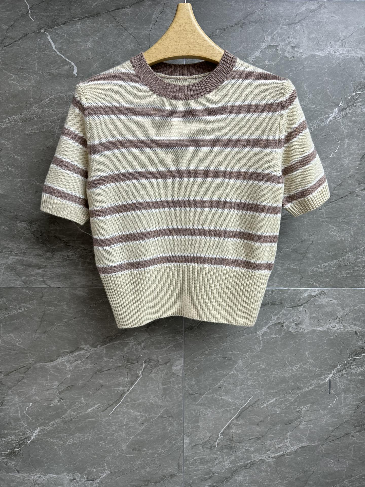 NO:534663,New early autumn style is available. LP striped cashmere short sleeves. 2025 autumn and winter series. Round neck ribbed neckline. French retro striped contrast. Fashion and eye-catching. Cashmere knitted fabric. Soft and comfortable. Slim fit. The upper body looks slim and temperament. Size sml,,loro piana,T-shirt,alexander wang.19860909早秋新款上新啦 LP条纹羊绒短袖 2025秋冬系列 圆领罗纹领口 法式复古条纹撞色 时尚吸睛 羊绒针织面料 柔软舒适 修身版型 上身显瘦又气质 尺码sml,,loro piana,T-shirt,alexander wang,Women's clothing