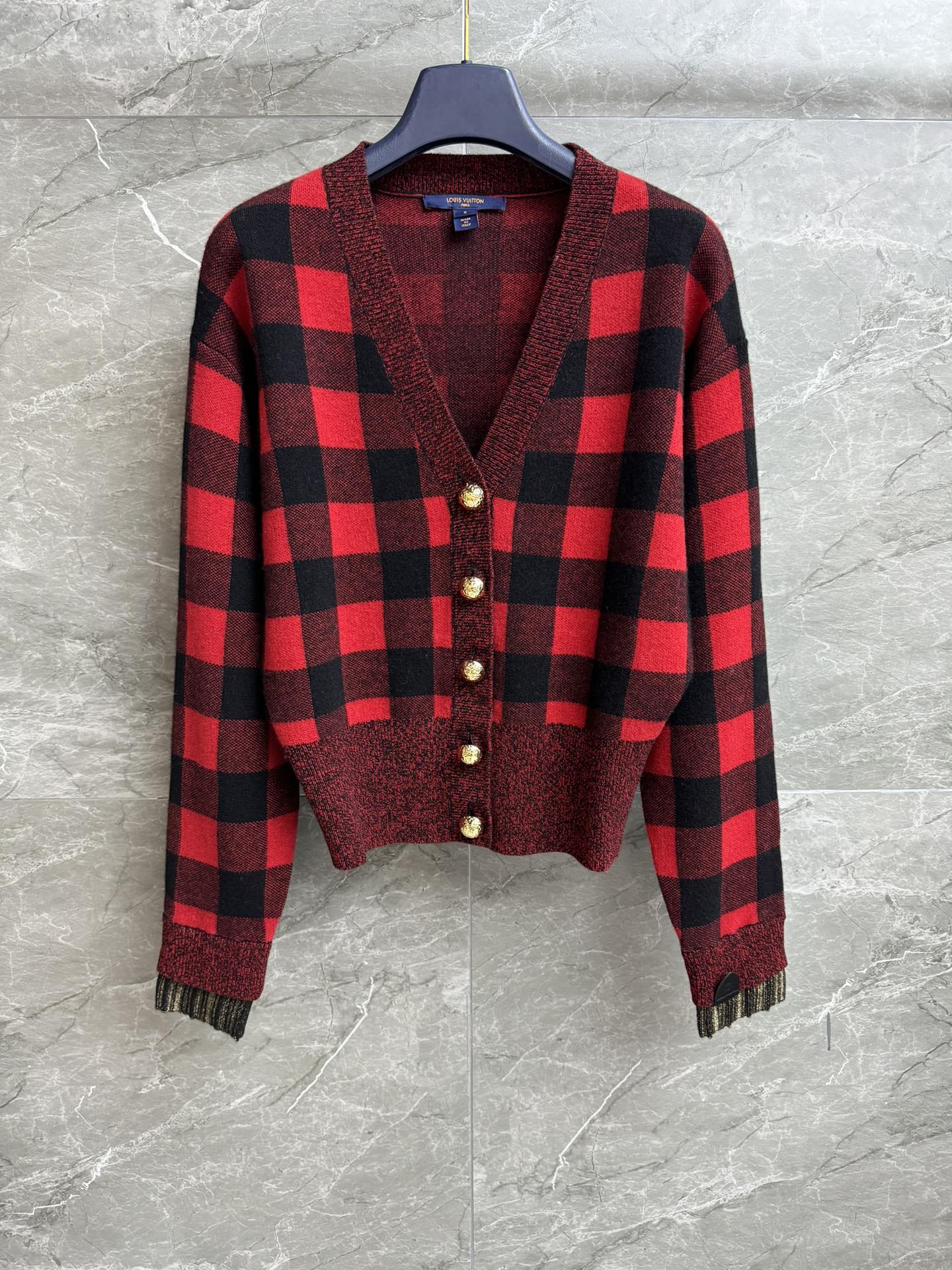 NO:747624,The high version is shipped. L family red plaid cardigan 2025 autumn and winter series. Temperament V-neck neckline. Retro gold buckle decoration. Logo leather embellishment on sleeves. Black and red plaid color. High-end and fashionable. Wool and cashmere blended fabric. Soft, comfortable and skin-friendly. Normal fit. The upper body is slim and elegant. Complete trademarks. Sizes SML, Louis Vuitton,19860909高版本出货啦 L家红色格子开衫 2025秋冬系列 气质V领领口 复古金扣装饰 袖子logo皮革点缀 黑红格子配色 高级时髦 羊毛羊绒混纺面料 柔软舒适亲肤 正常版型 上身显瘦又气质 商标齐全 尺码SML,,louis vuitton,,Women's clothing