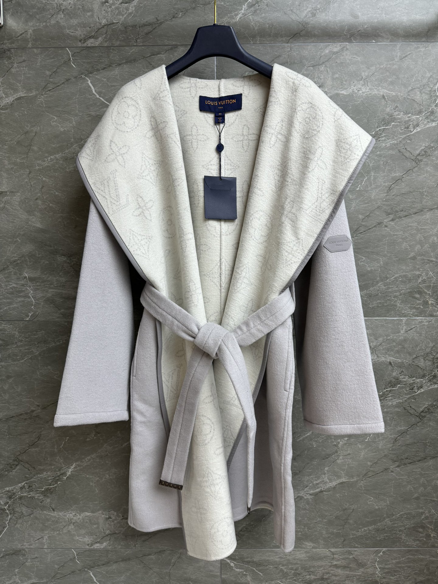 NO:535468,New autumn and winter style with dust bags are available. L parent-child hooded coat. Autumn and winter series. Hooded collar design. Leather edge. Hooded logo pattern. Fashionable and high-end double-sided wool-blend fabric. Soft and delicate. Wrapped long style. Equipped with lace-up waist. The upper body looks slim and temperament. Full trademark size. SMLxL,,louis vuitton,hats,alexander wang.19860909配防尘袋秋冬新款上新啦 L家长款连帽大衣 秋冬系列 连帽衣领设计 皮革包边 内里大花镂空logo图案 时髦高级 双面羊毛混纺面料 柔软细腻 围裹式长款版型 配有系带收腰 上身显瘦又气质 商标齐全 尺码SMLxL,,louis vuitton,hats,alexander wang,Women's clothing