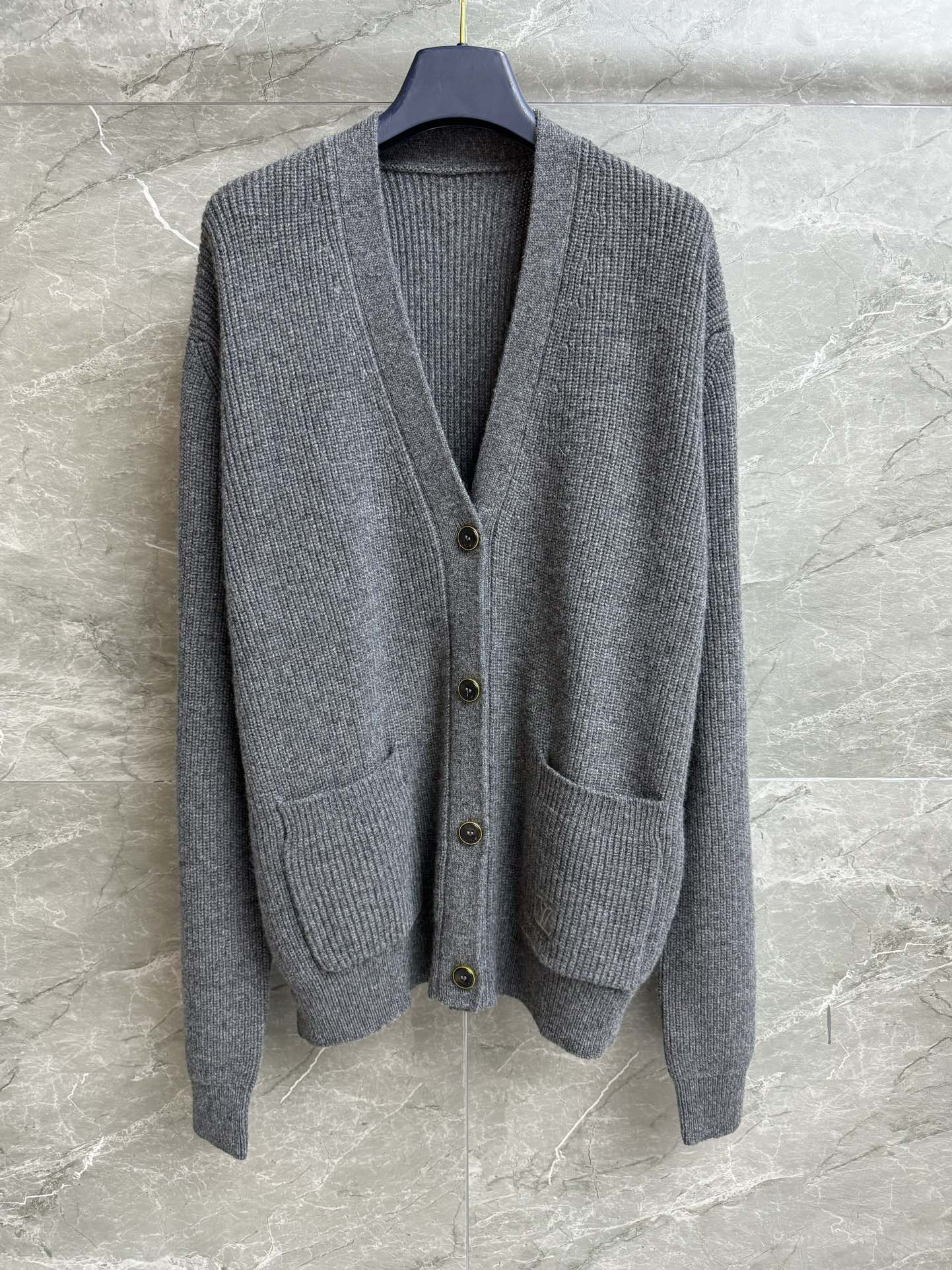 NO:535483,New autumn and winter models are available. L family pocket embroidered cardigan. 2025 autumn and winter series. V-neck single-breasted design. Pocket logo embroidery pattern embellishment. Premium gray color scheme. Exquisite and fashionable. Cashmere knitted fabric. Warm and comfortable. Loose style. Not to be picked. Men and women. Full trademark. Size SML,,louis vuitton,alexander wang.19860909秋冬新款上新啦 L家口袋刺绣开衫 2025秋冬系列 V领单排扣设计 口袋logo刺绣图案点缀 高级灰配色 精致时髦高级 羊绒针织面料 保暖舒适 宽松版型 不挑人穿 男女同款 商标齐全 尺码SML,,louis vuitton,alexander wang,Women's clothing